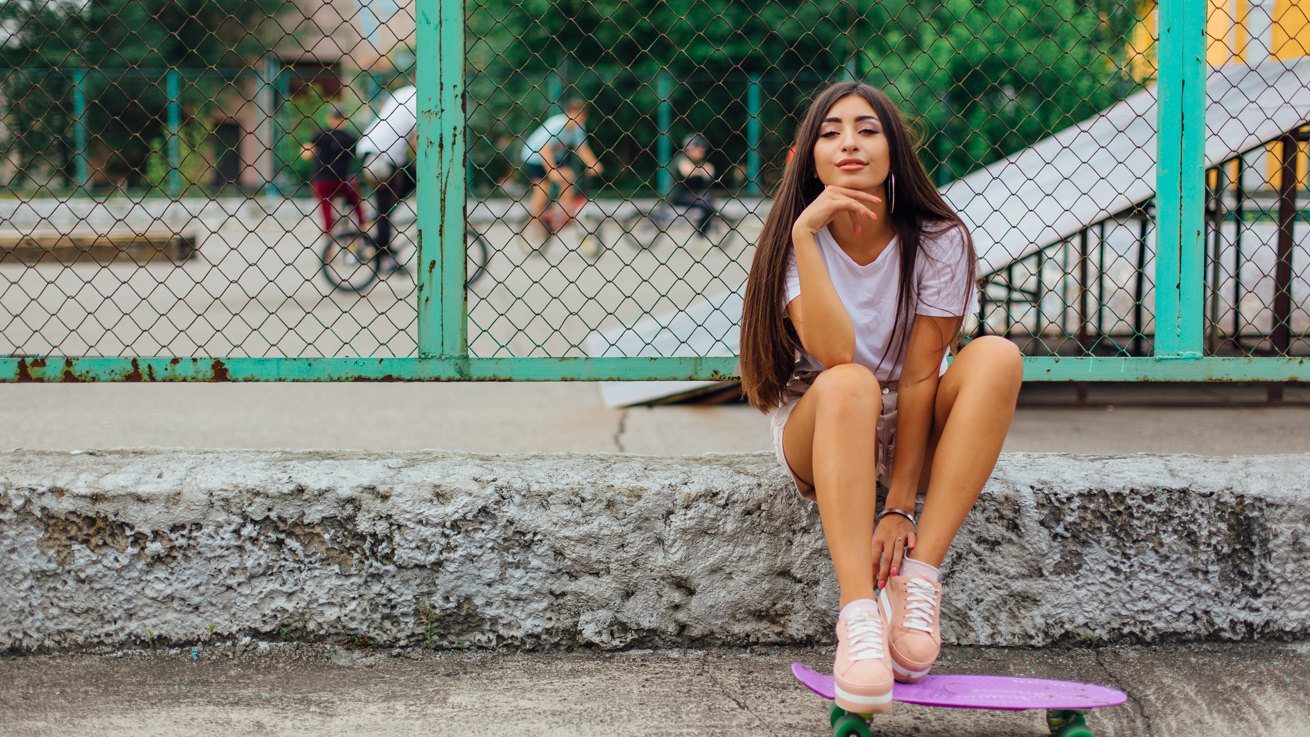 Обои зеленый, красота, обувь, уличная мода, губа в разрешении 2560x1440