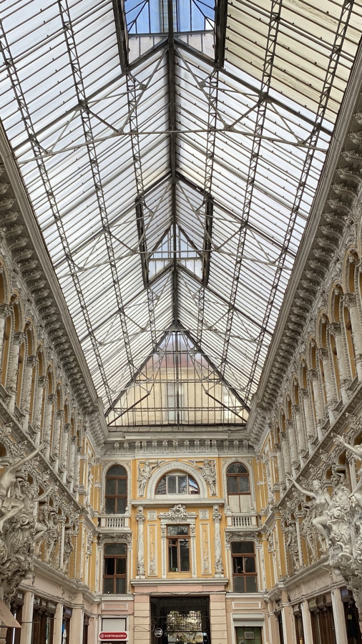 Обои Пассажирский отель, потолок, дневное освещение, аркадная игра, дворец в разрешении 720x1280