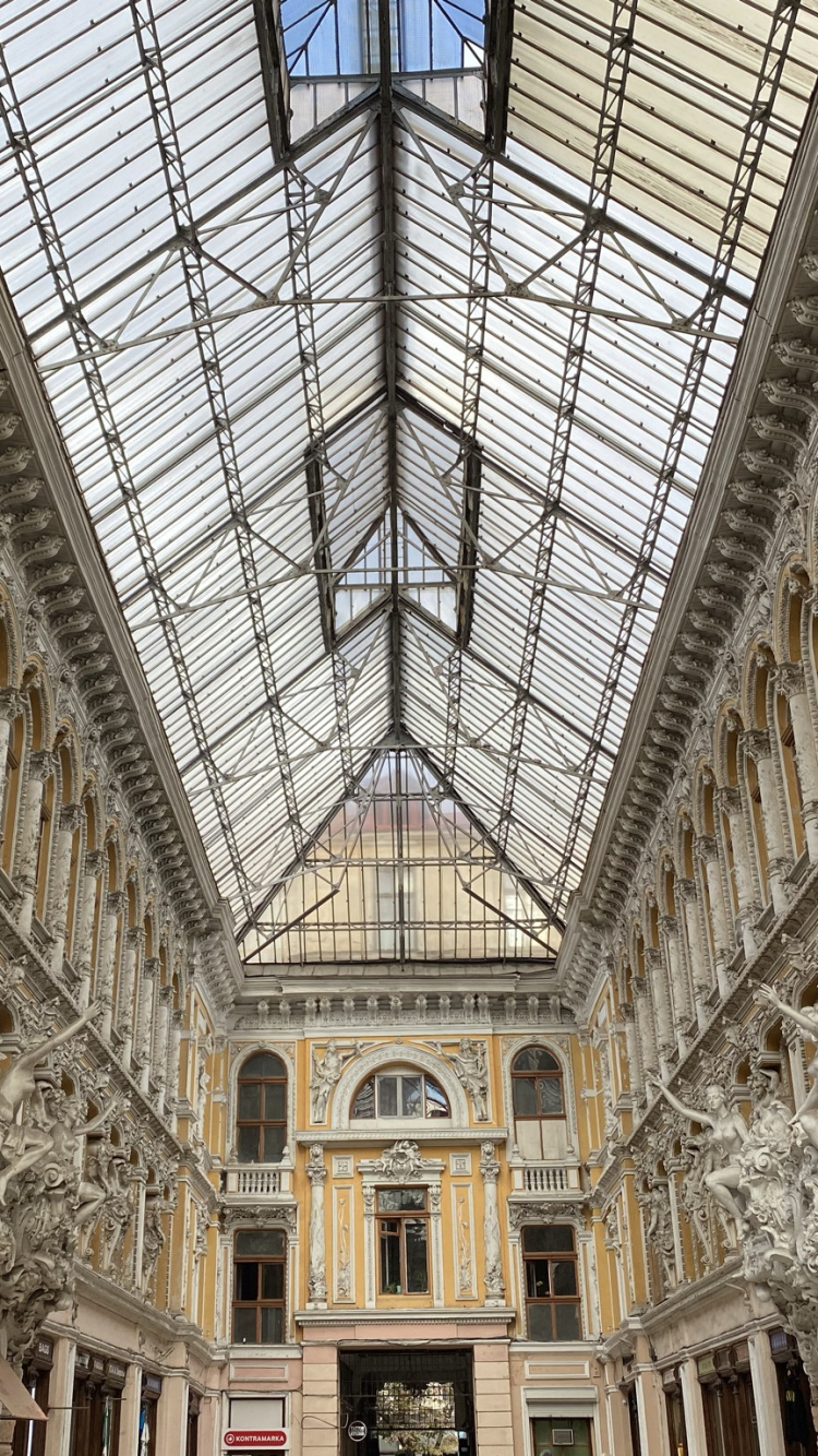 Обои Пассажирский отель, потолок, дневное освещение, аркадная игра, дворец в разрешении 750x1334