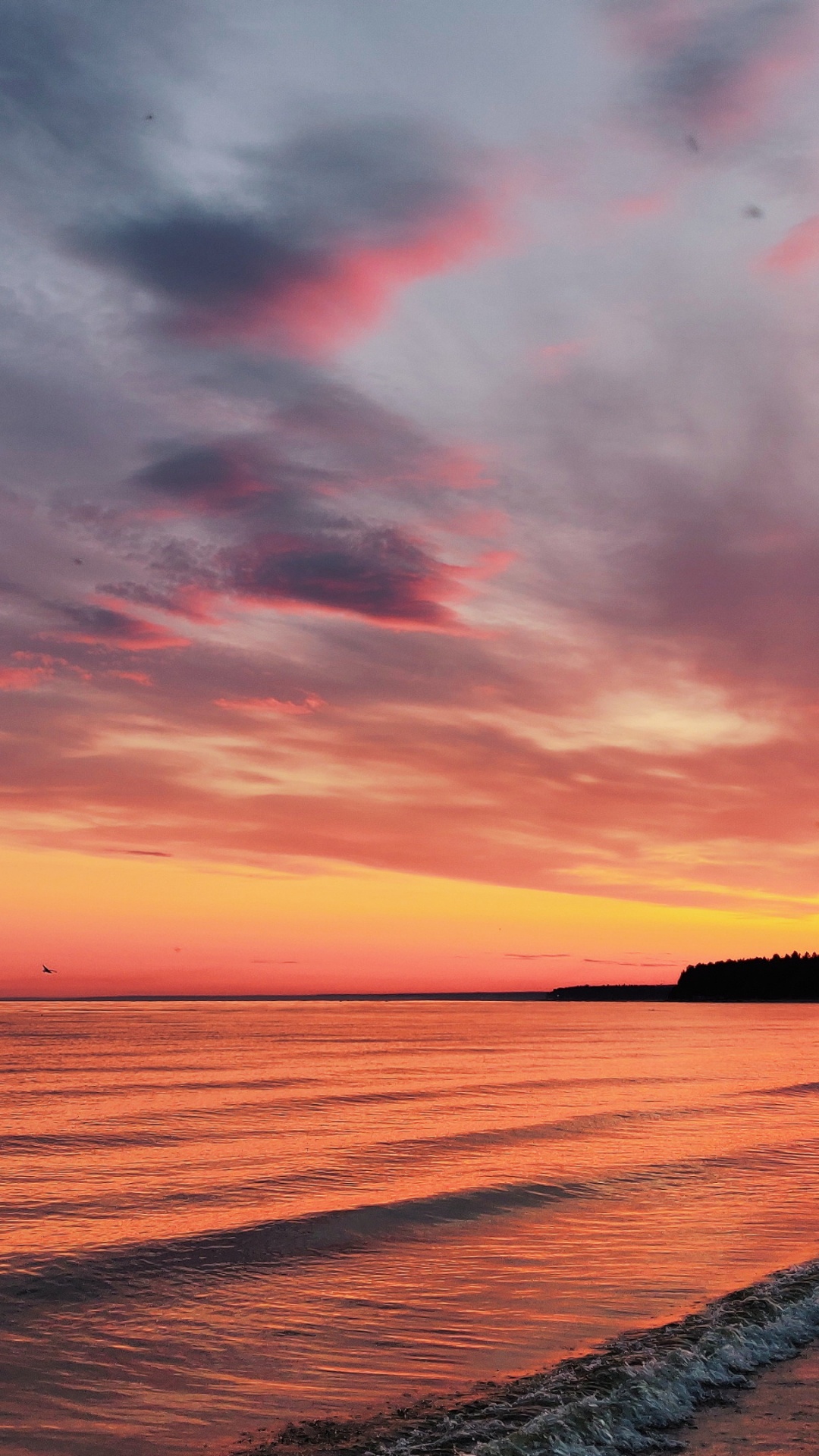 Обои Apple МасВоок Pro, iMac, облако, вода, атмосфера в разрешении 1080x1920