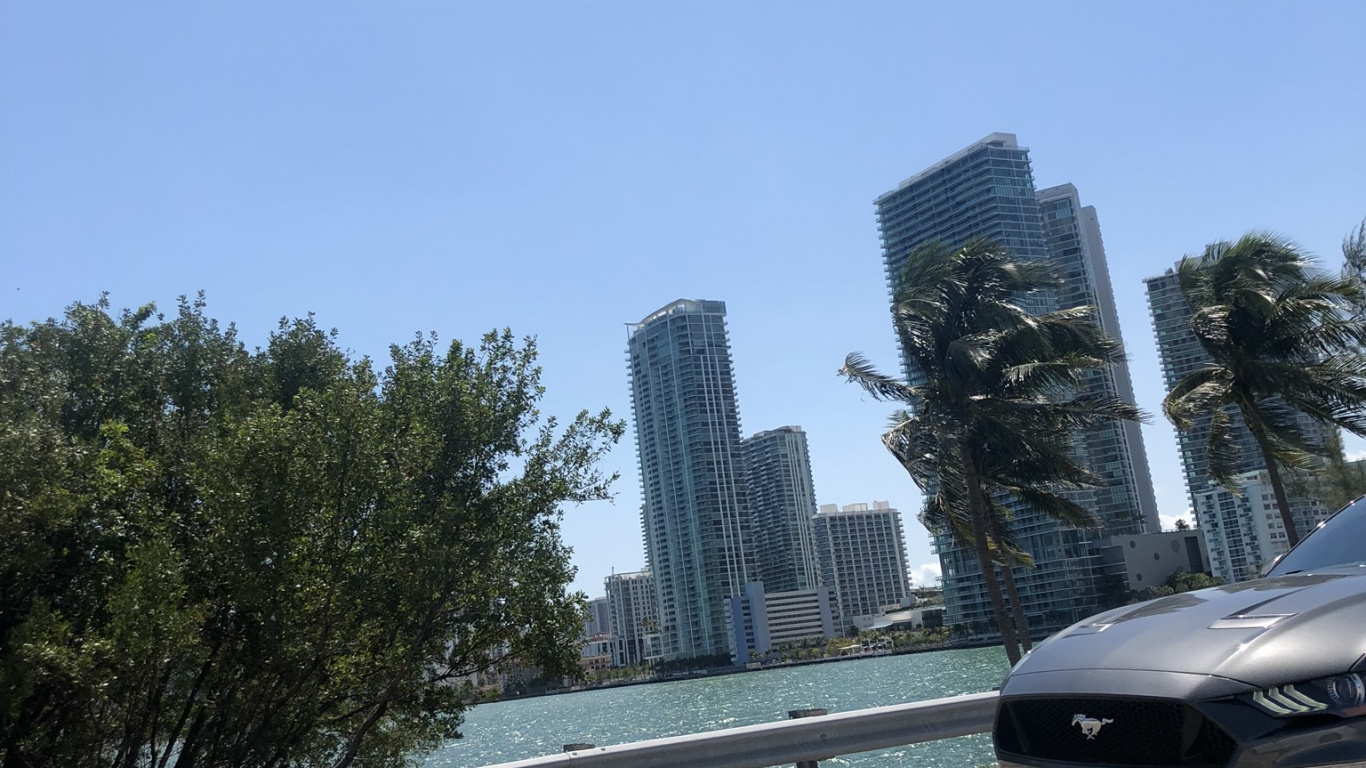 Обои Король, автомобиль среднего размера, компактный автомобиль, дневное время, башня в разрешении 1366x768