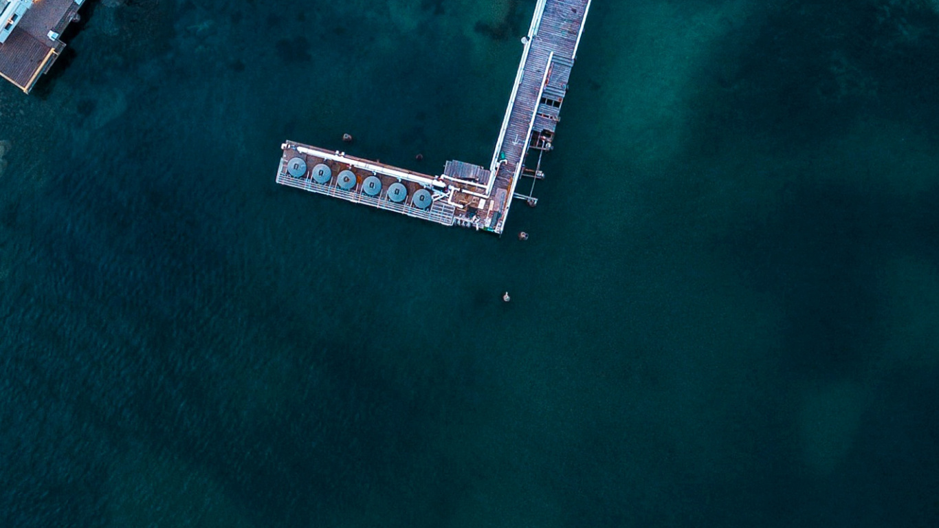 Обои отражение, вода, пейзаж, асфальт, отдых в разрешении 1366x768