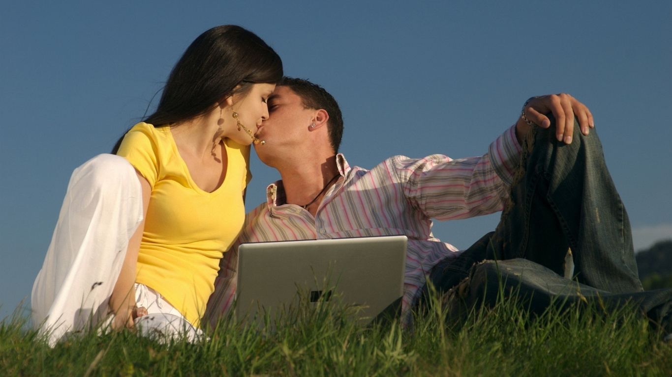 Обои роман, счастье, забава, любовь, женщина в разрешении 1366x768