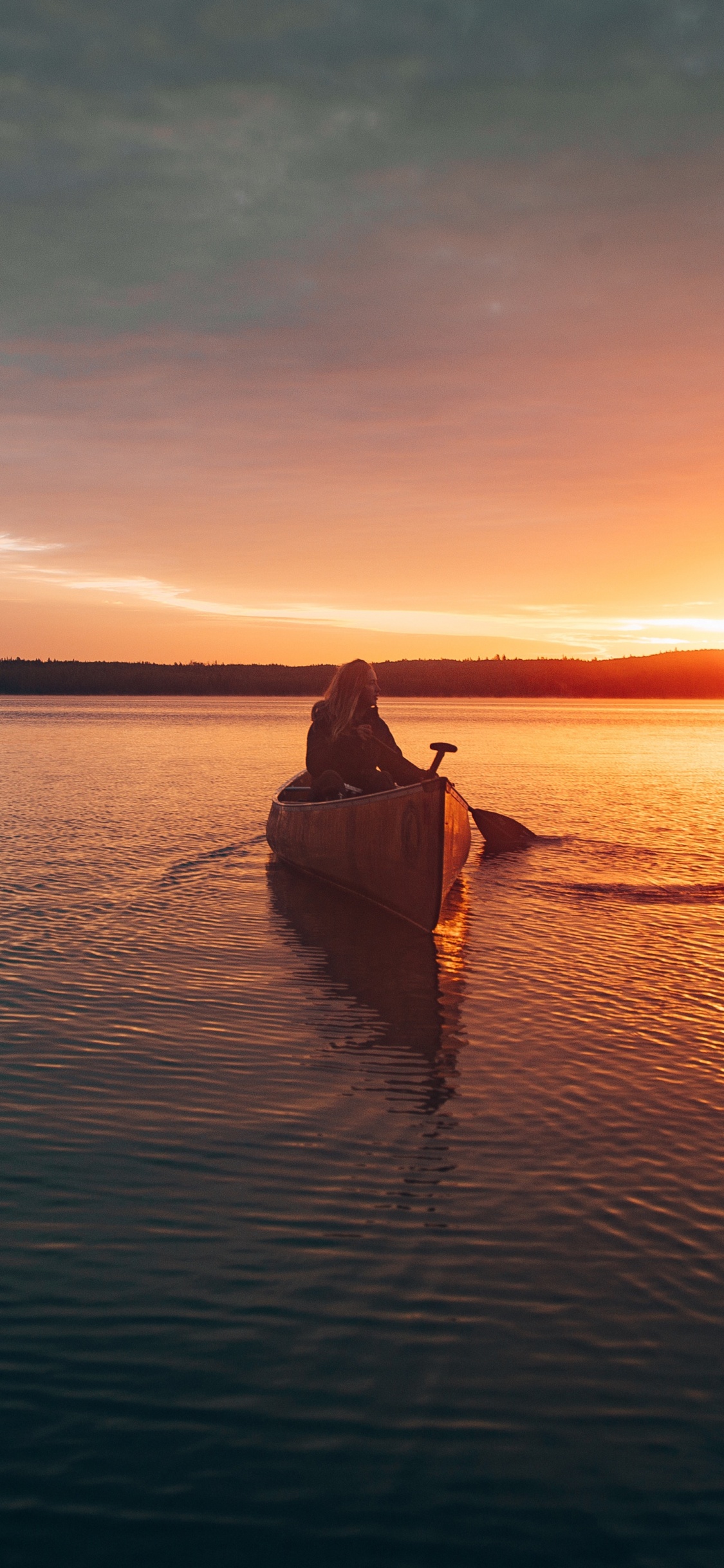 Обои вода, закат, отражение, горизонт, облако в разрешении 1125x2436