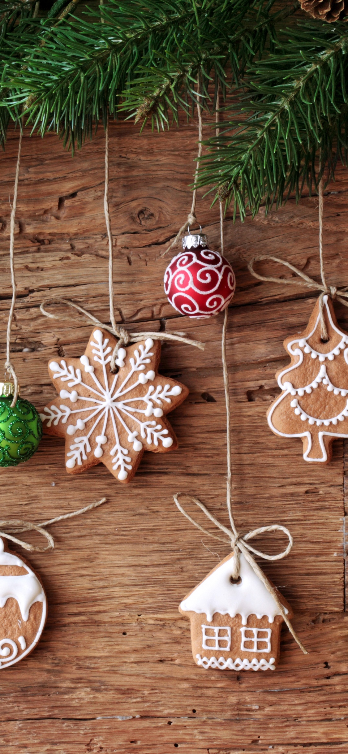 Обои Рождественский день, Рождественские украшения, елка, рождественский орнамент, праздник в разрешении 1125x2436