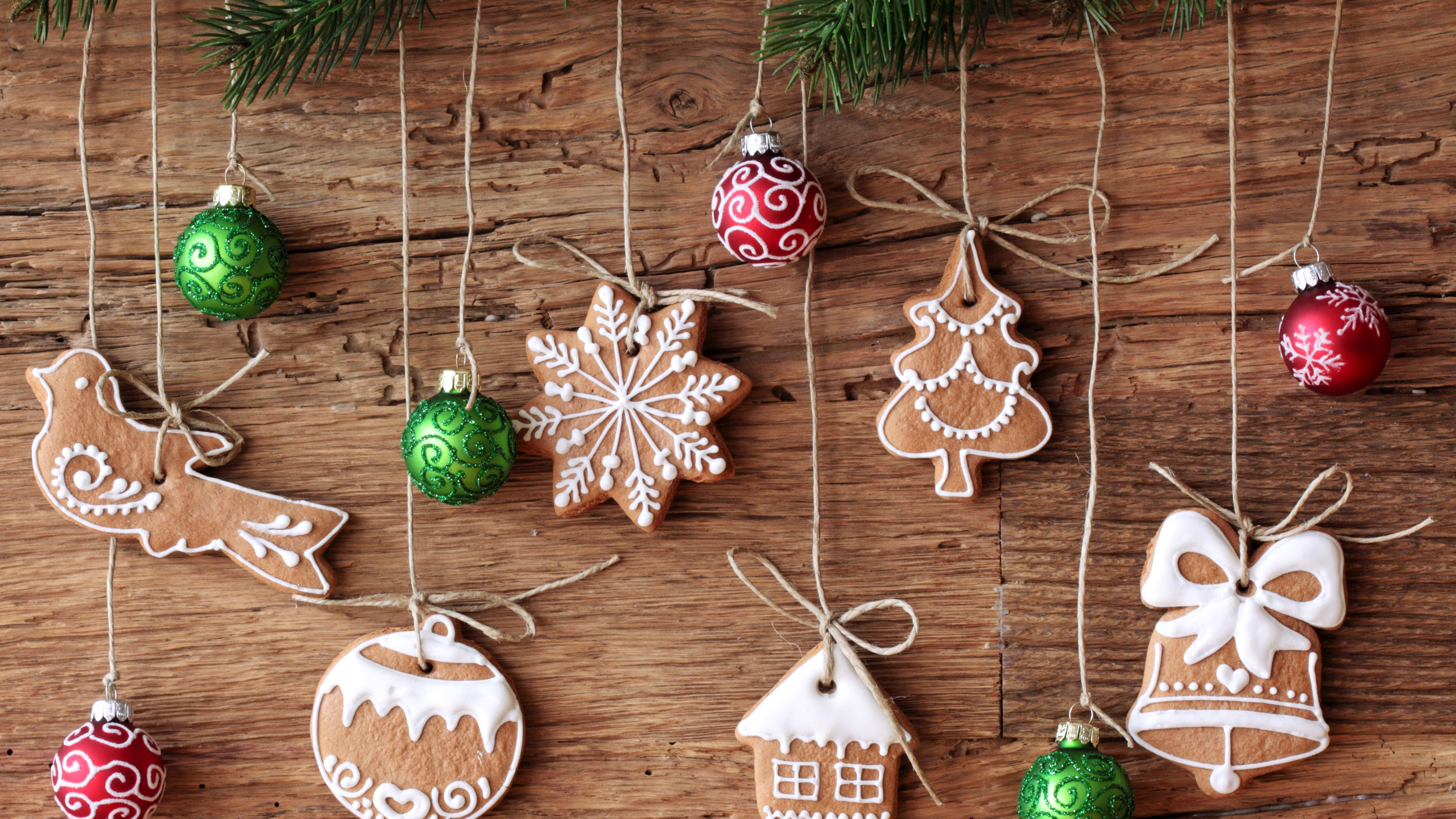 Обои Рождественский день, Рождественские украшения, елка, рождественский орнамент, праздник в разрешении 3840x2160