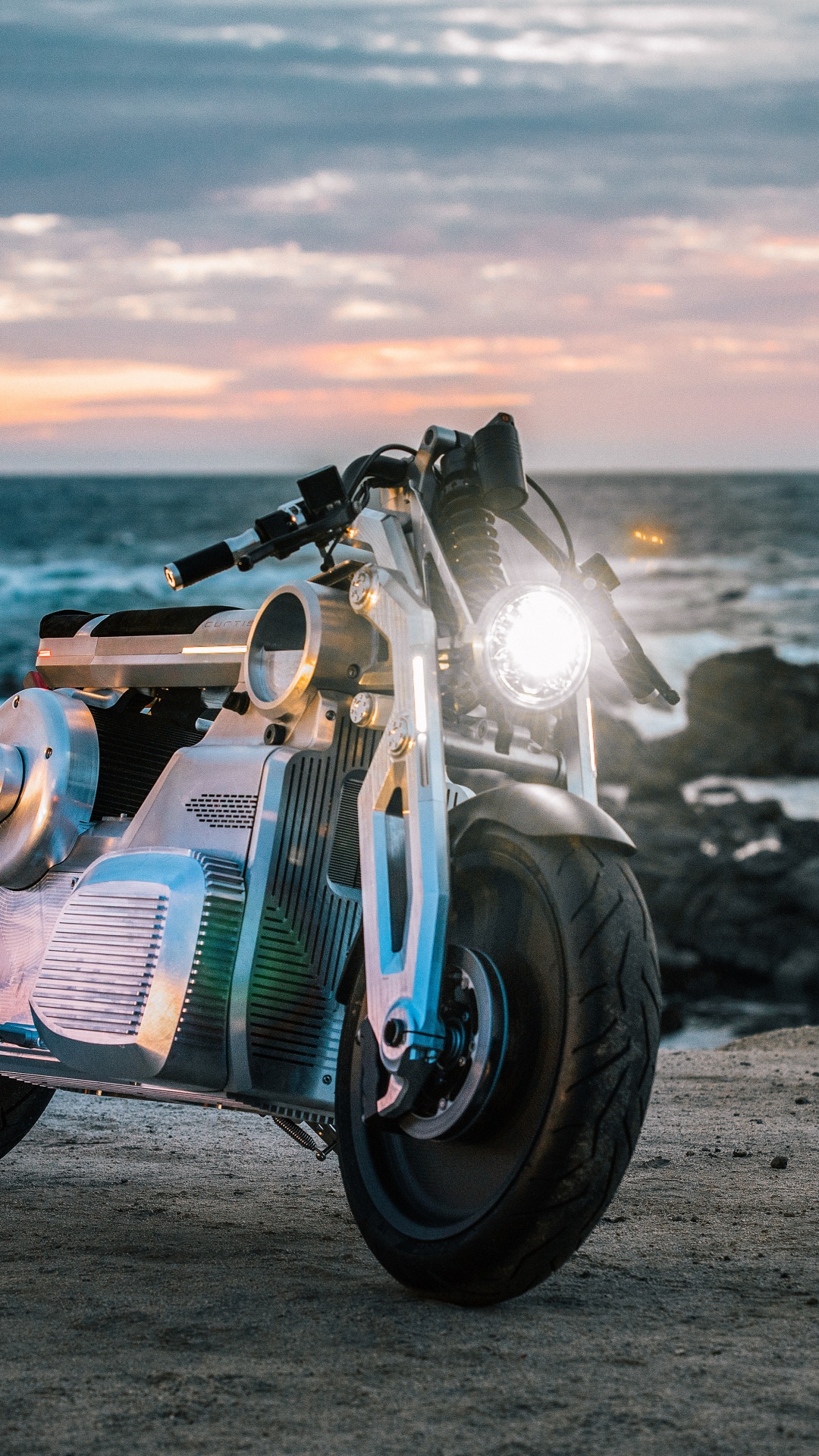 Обои мотоцикл, автомобильные шины, шина, колесо, вода в разрешении 1080x1920