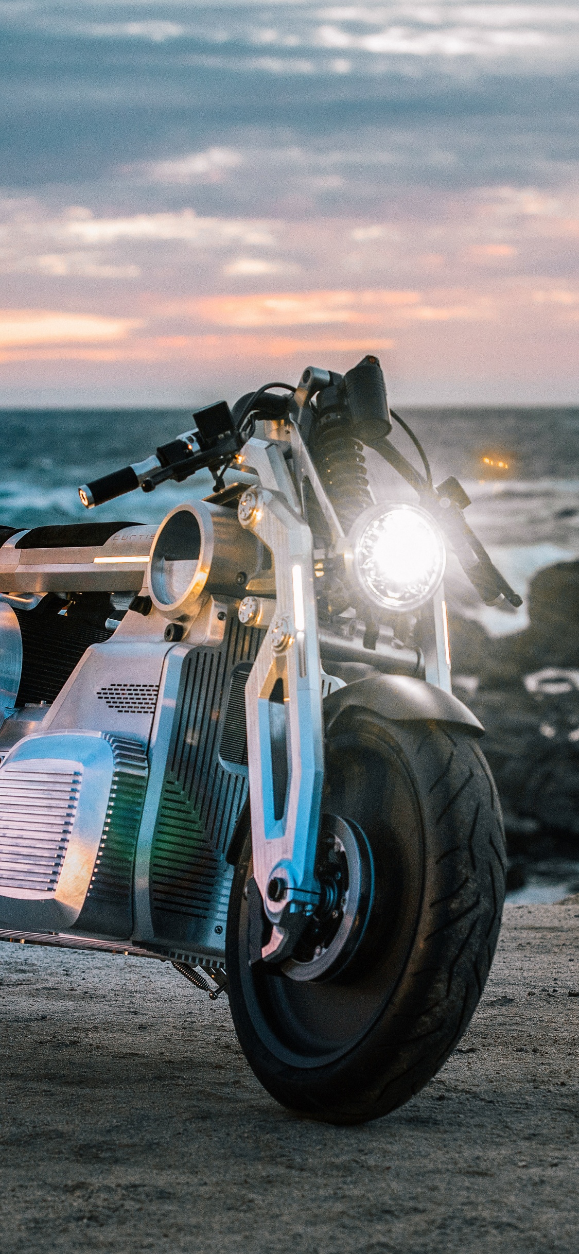 Обои мотоцикл, автомобильные шины, шина, колесо, вода в разрешении 1125x2436