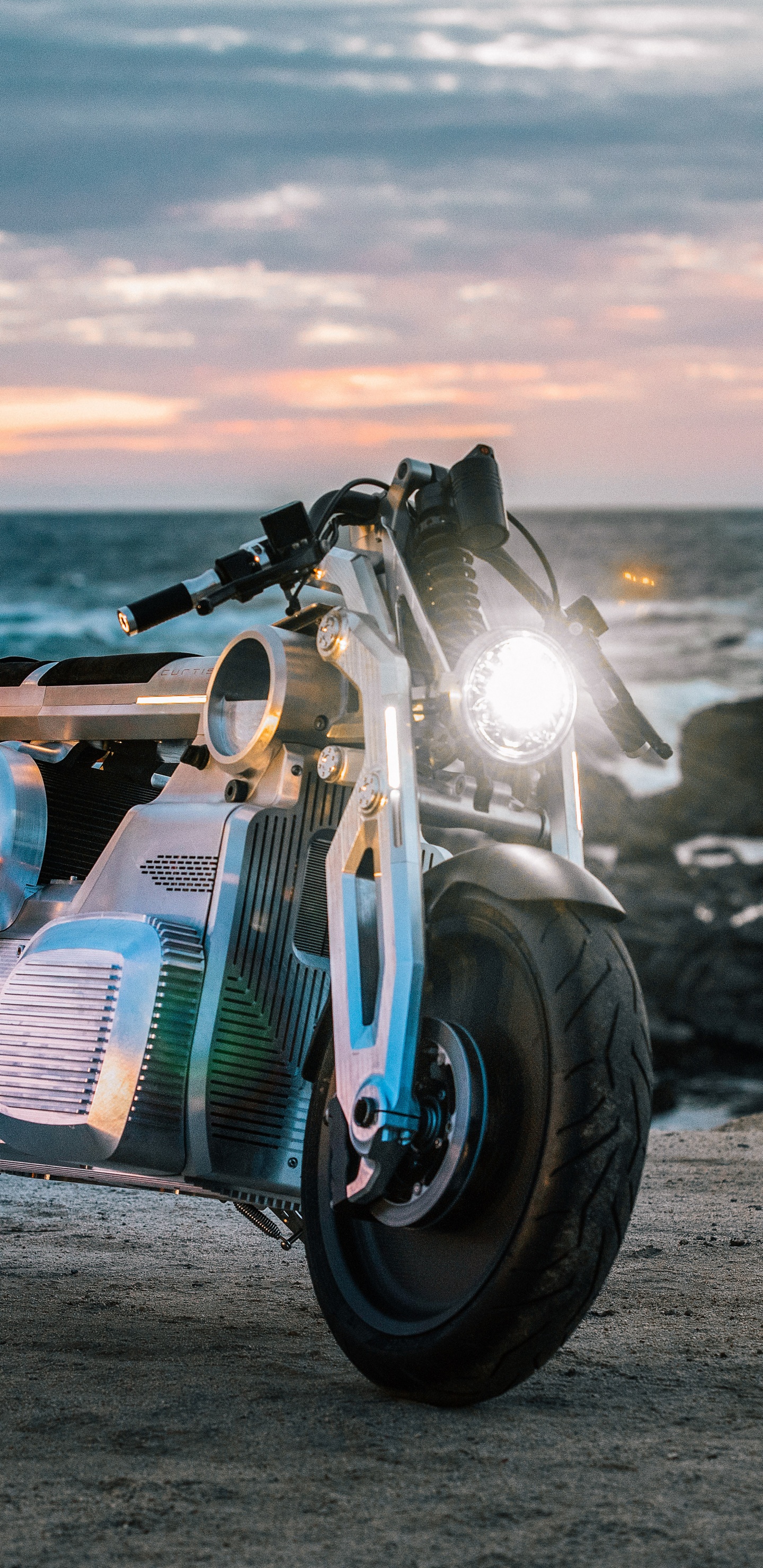 Обои мотоцикл, автомобильные шины, шина, колесо, вода в разрешении 1440x2960