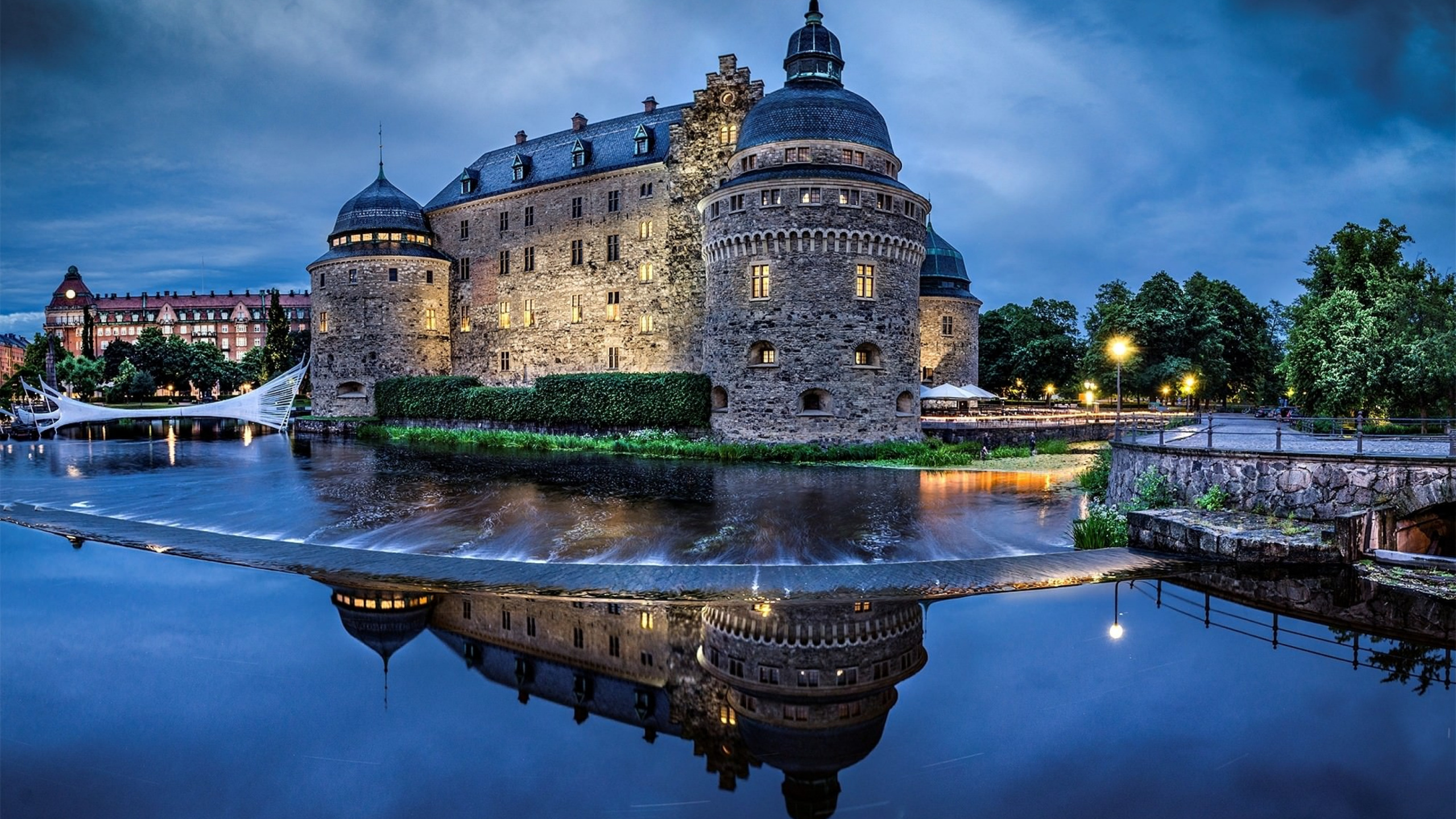 Обои Эребру замок, замок, дворец, фортификация, отражение в разрешении 2560x1440