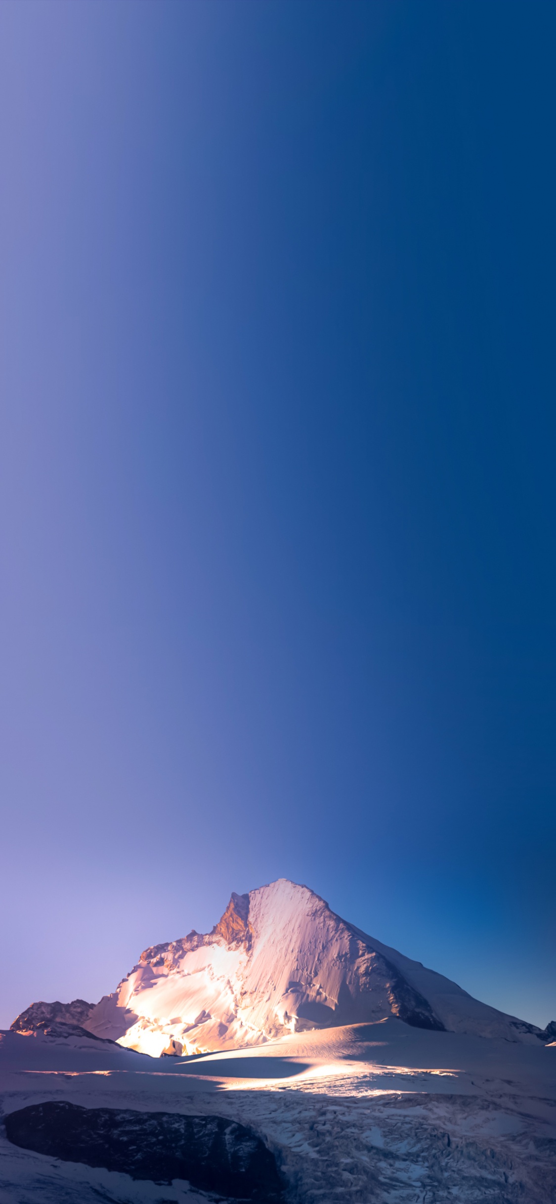 Обои пейзажи гор, гора, облако, склон, природный ландшафт в разрешении 1125x2436