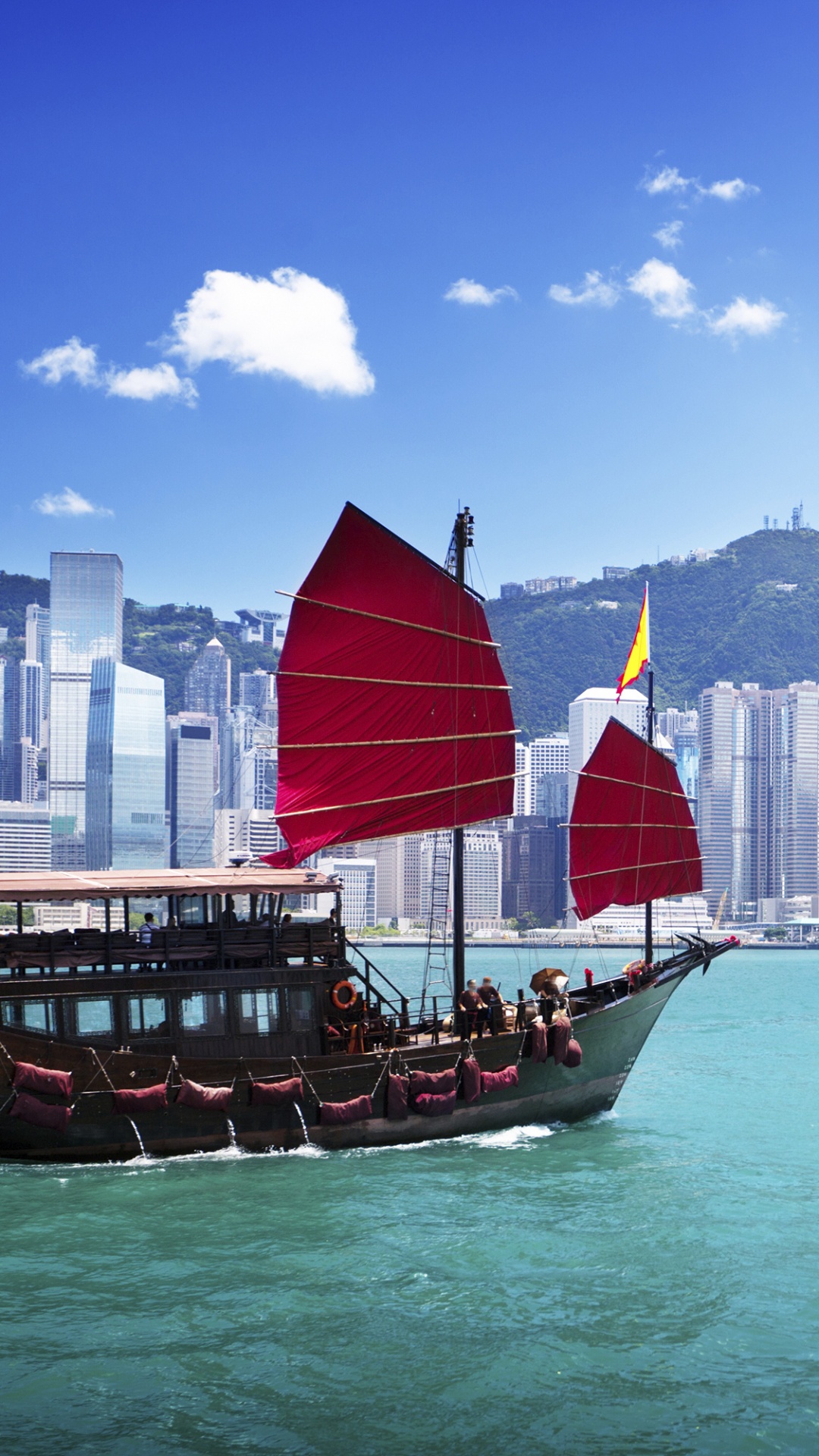 Обои перевозка воды, город, городской пейзаж, дневное время, линия горизонта в разрешении 1080x1920