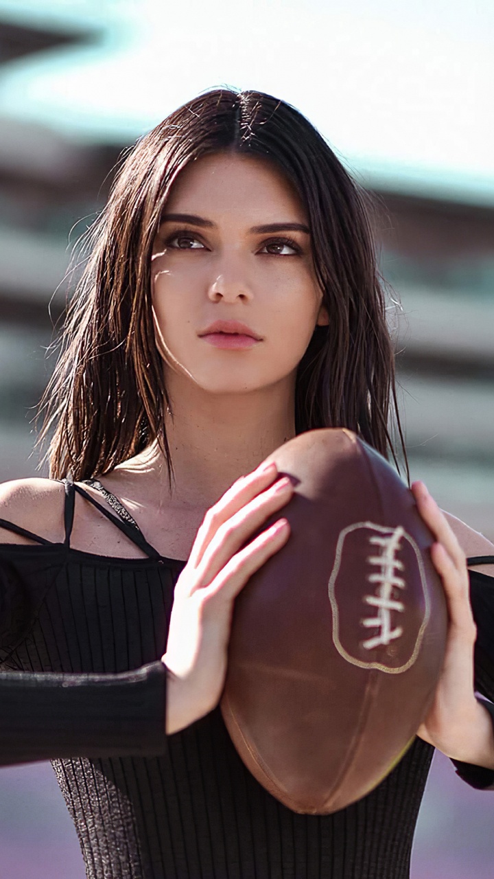 Обои розовый, обувь, книга, модель, леди в разрешении 720x1280