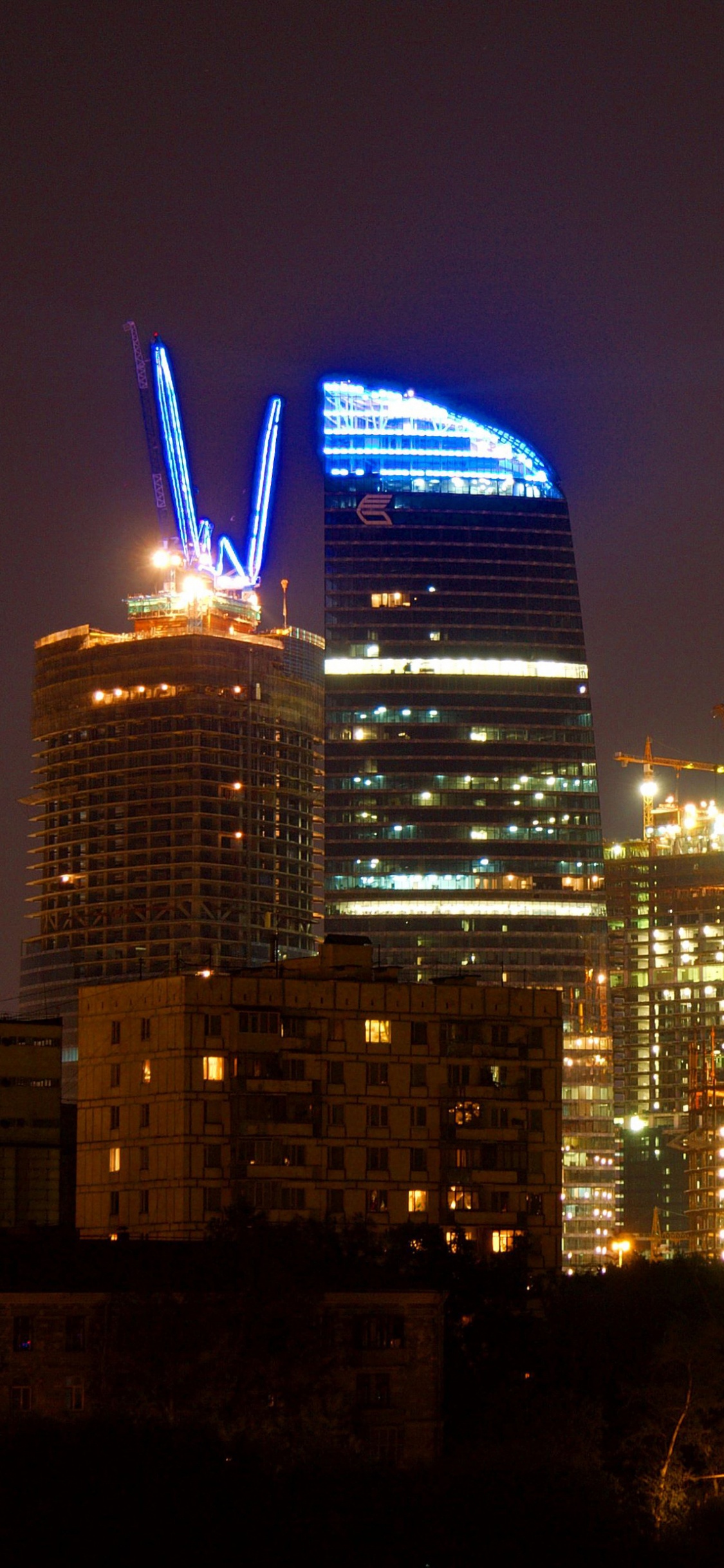 Обои город, городской пейзаж, метрополия, ночь, городской район в разрешении 1125x2436