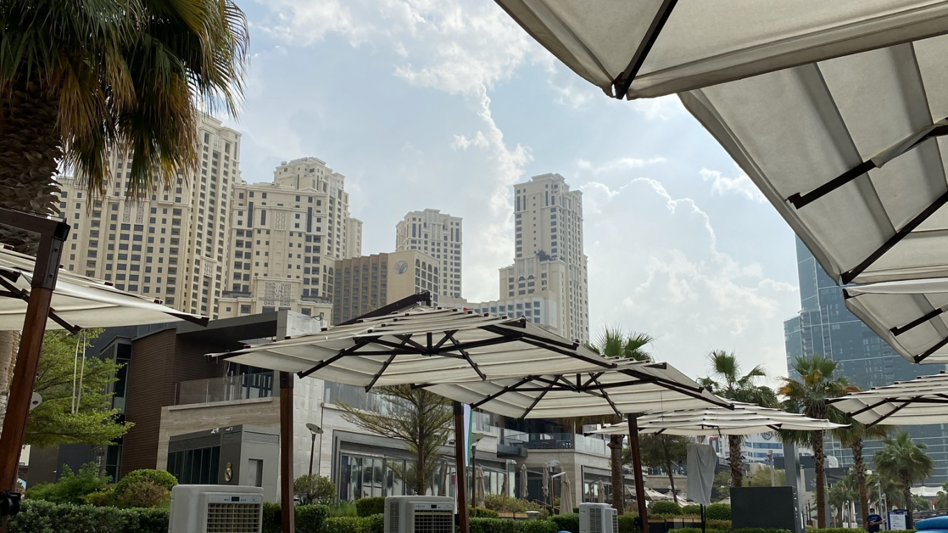 Обои кондоминиум, недвижимость, тень, городской дизайн, дневное освещение в разрешении 1366x768