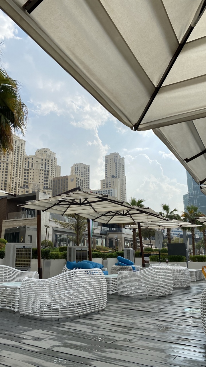 Обои кондоминиум, недвижимость, тень, городской дизайн, дневное освещение в разрешении 720x1280