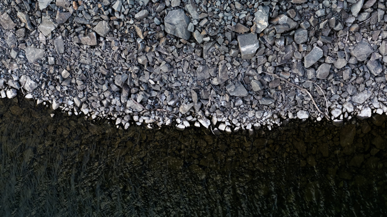 Обои вода, дорожное покрытие, асфальт, металл, гравий в разрешении 1280x720