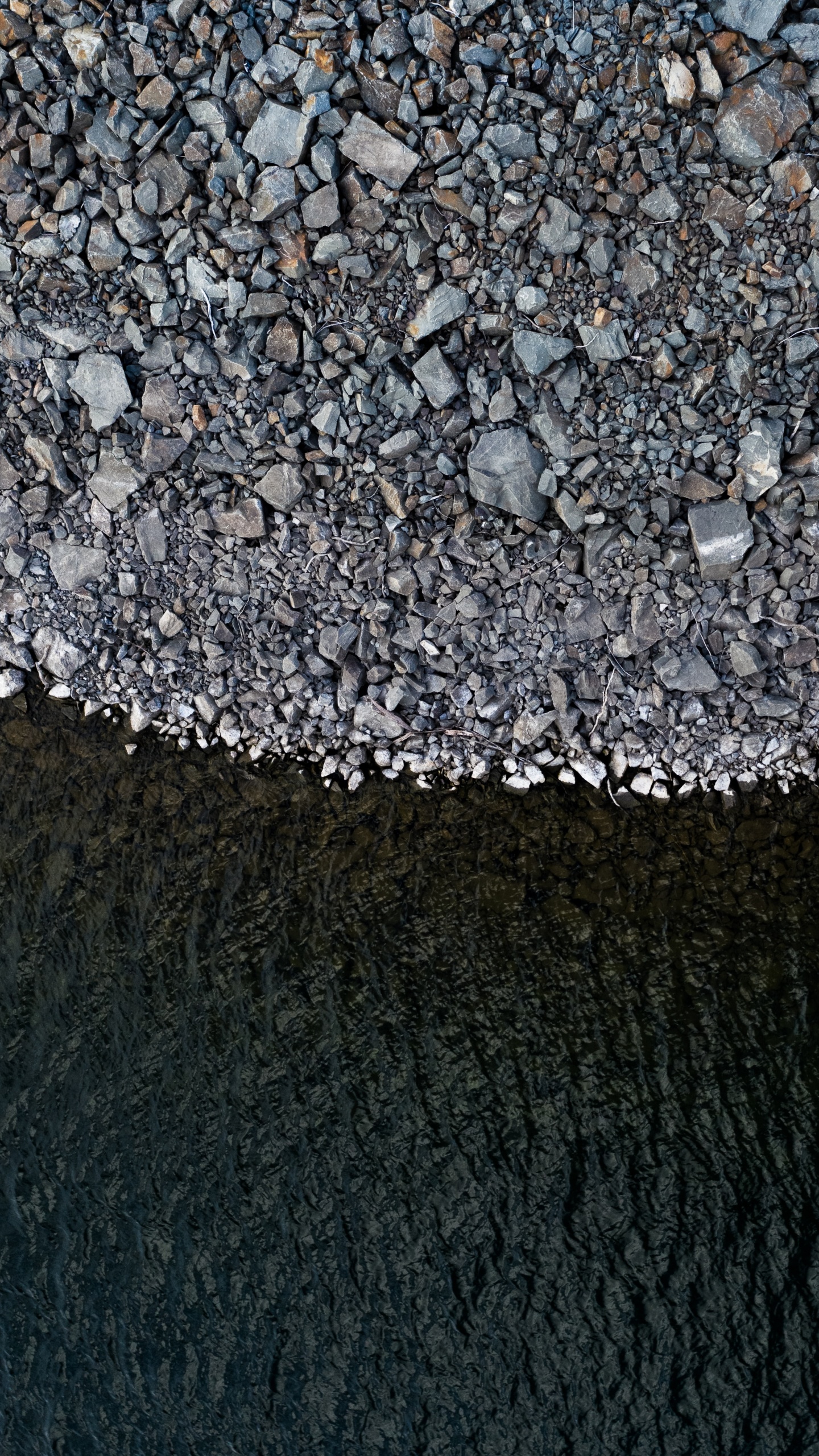 Обои вода, дорожное покрытие, асфальт, металл, гравий в разрешении 1440x2560