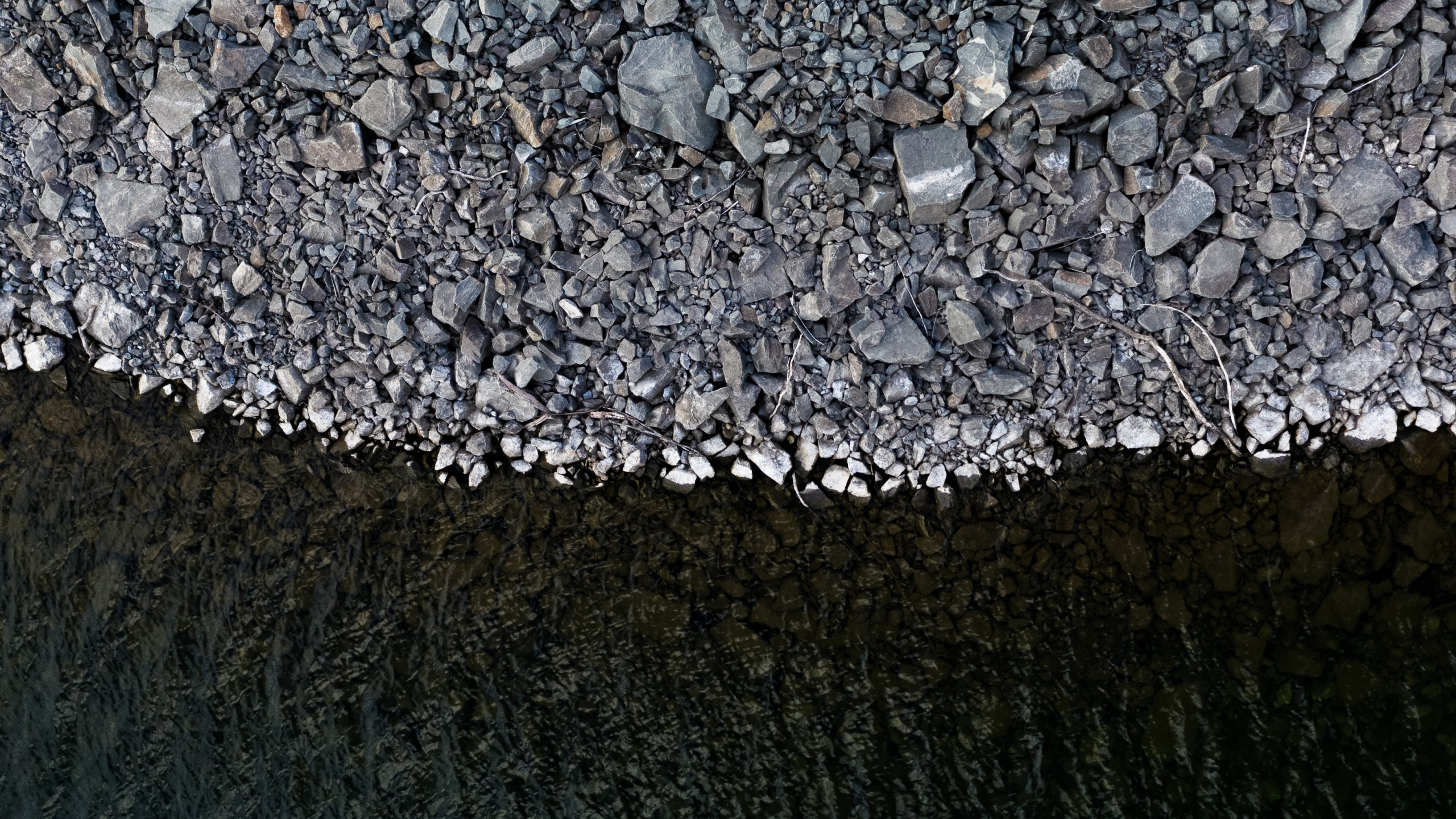 Обои вода, дорожное покрытие, асфальт, металл, гравий в разрешении 2560x1440