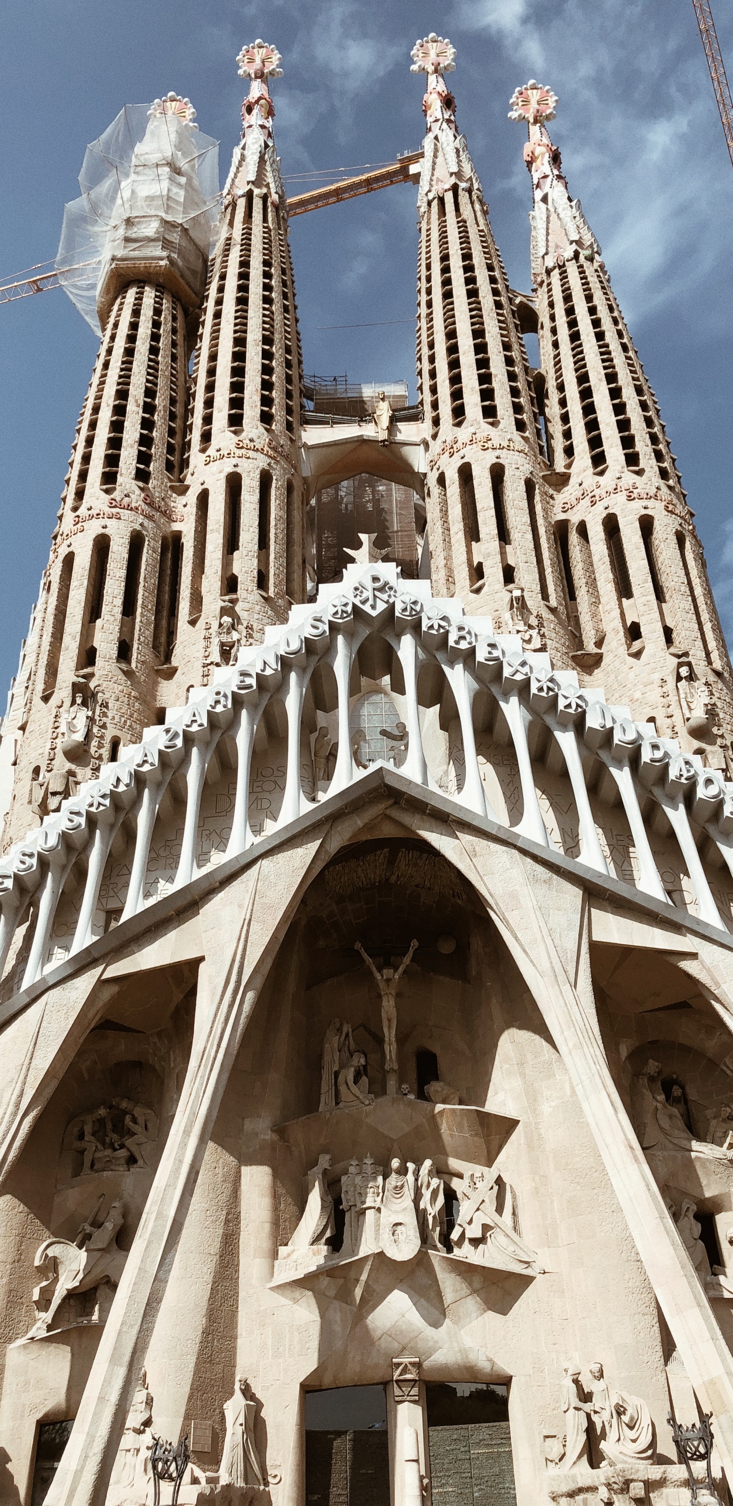 Обои Барселона, Ла Саграда Фамилиа, архитектура, ориентир, фасад в разрешении 1440x2960