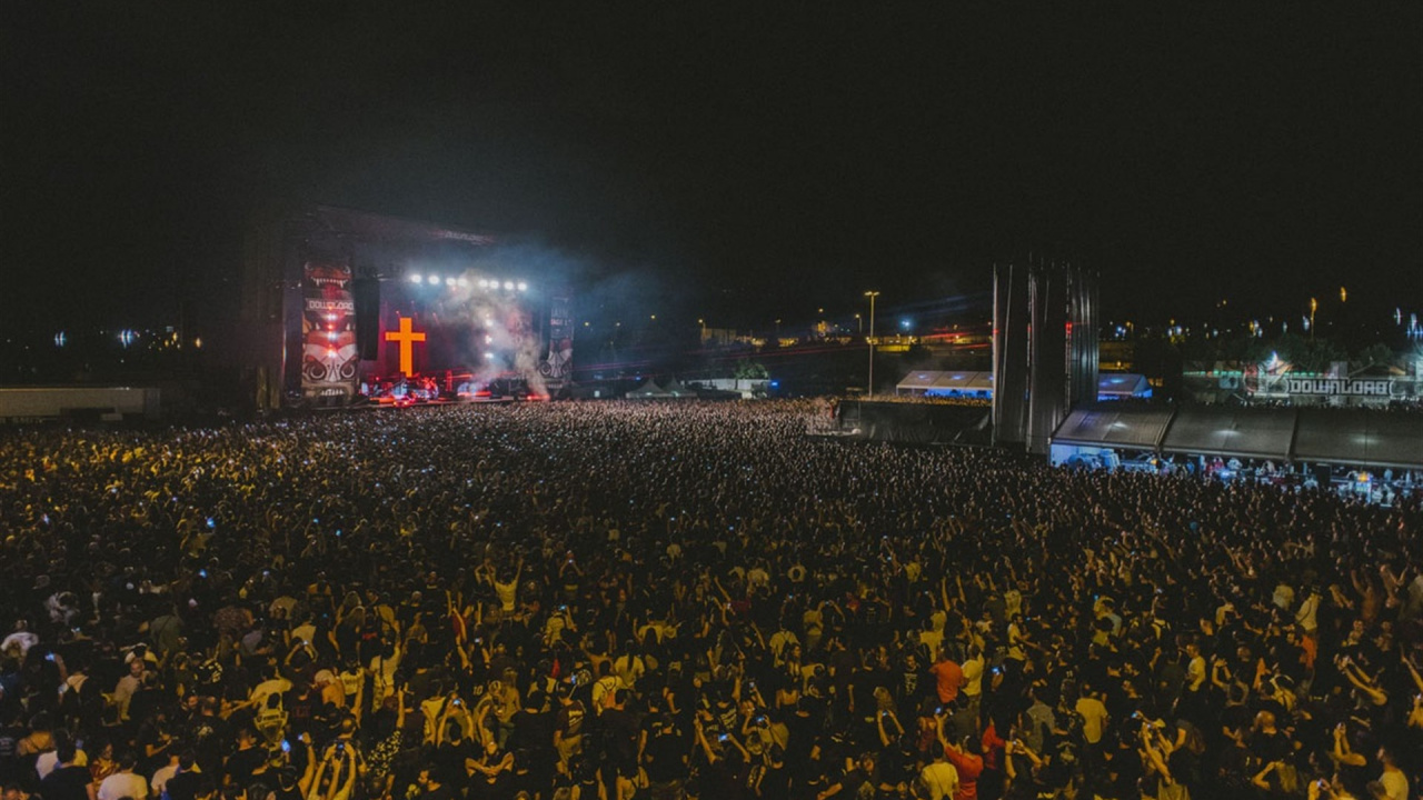 Обои концерт, тяжелый металл, фестиваль, толпа, ночь в разрешении 1280x720