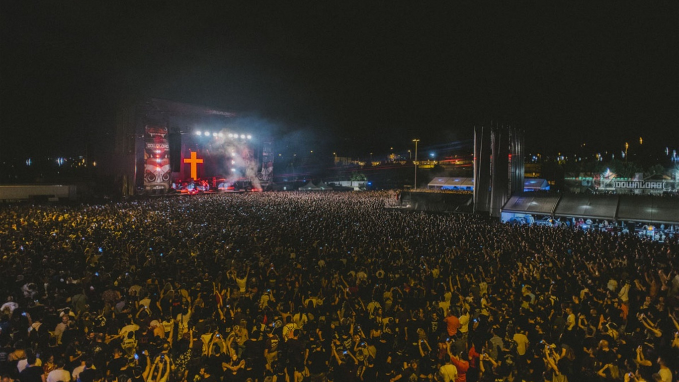 Обои концерт, тяжелый металл, фестиваль, толпа, ночь в разрешении 1366x768
