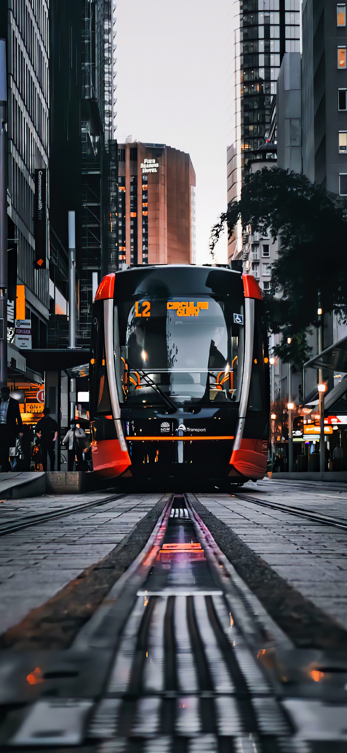 Обои трамвай, общественный транспорт, транспорт, здание, автомобильное освещение в разрешении 1125x2436