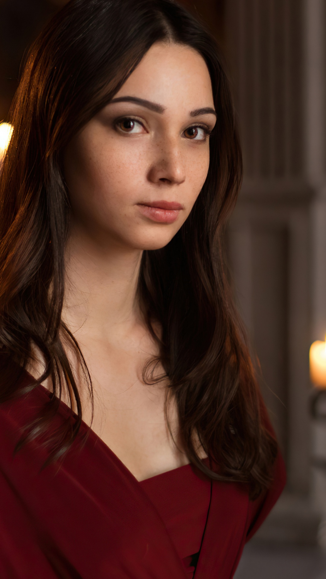 Обои девушка со свечой, голова, губа, прическа, глаз в разрешении 1080x1920