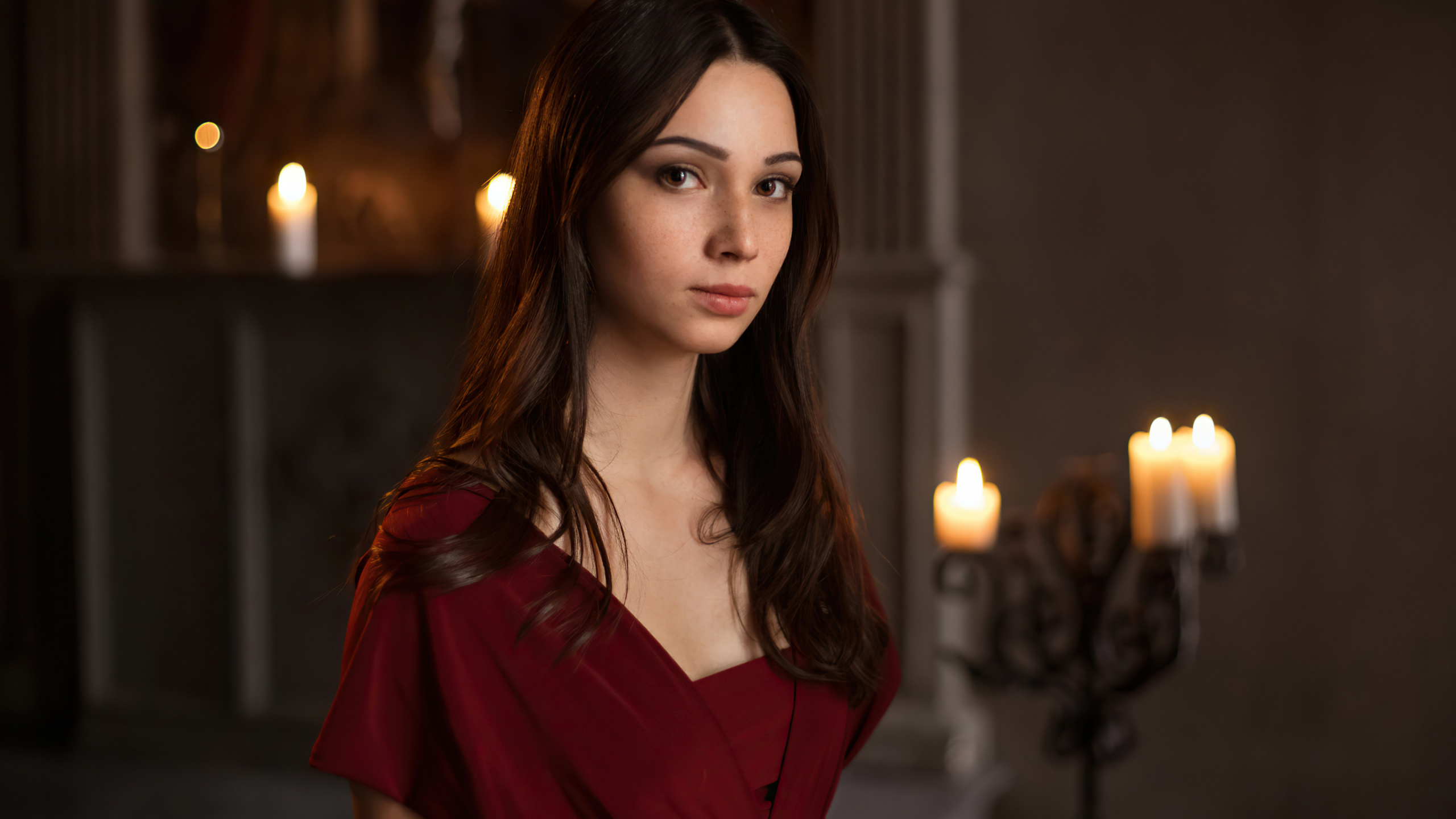 Обои девушка со свечой, голова, губа, прическа, глаз в разрешении 2560x1440