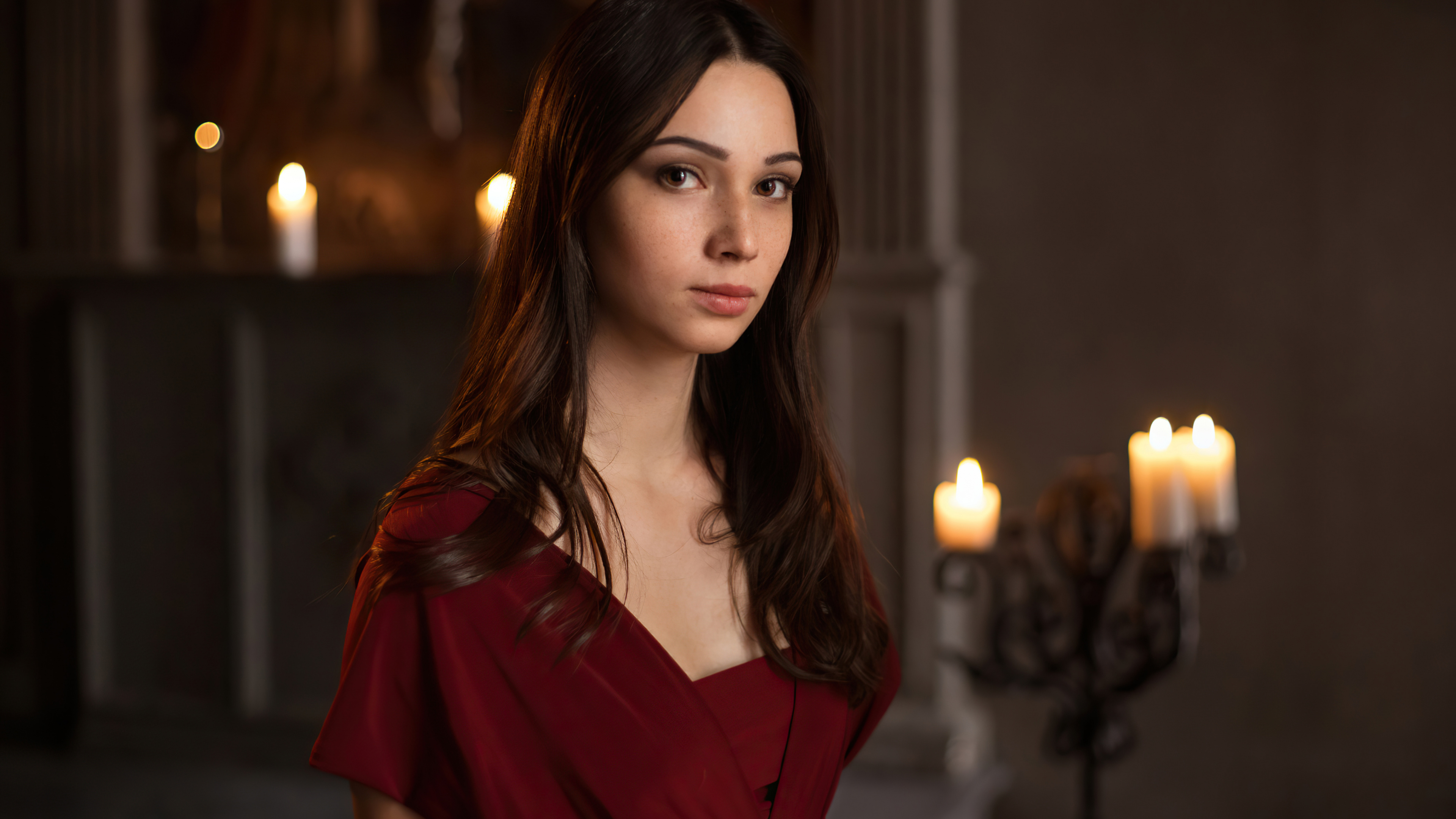 Обои девушка со свечой, голова, губа, прическа, глаз в разрешении 3840x2160