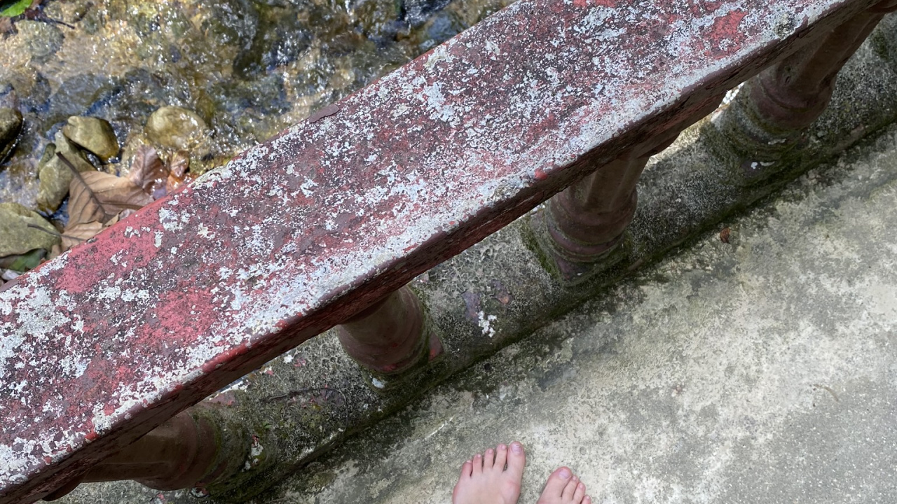 Обои вода, водоток, ноги, узор, Босоногий в разрешении 1280x720