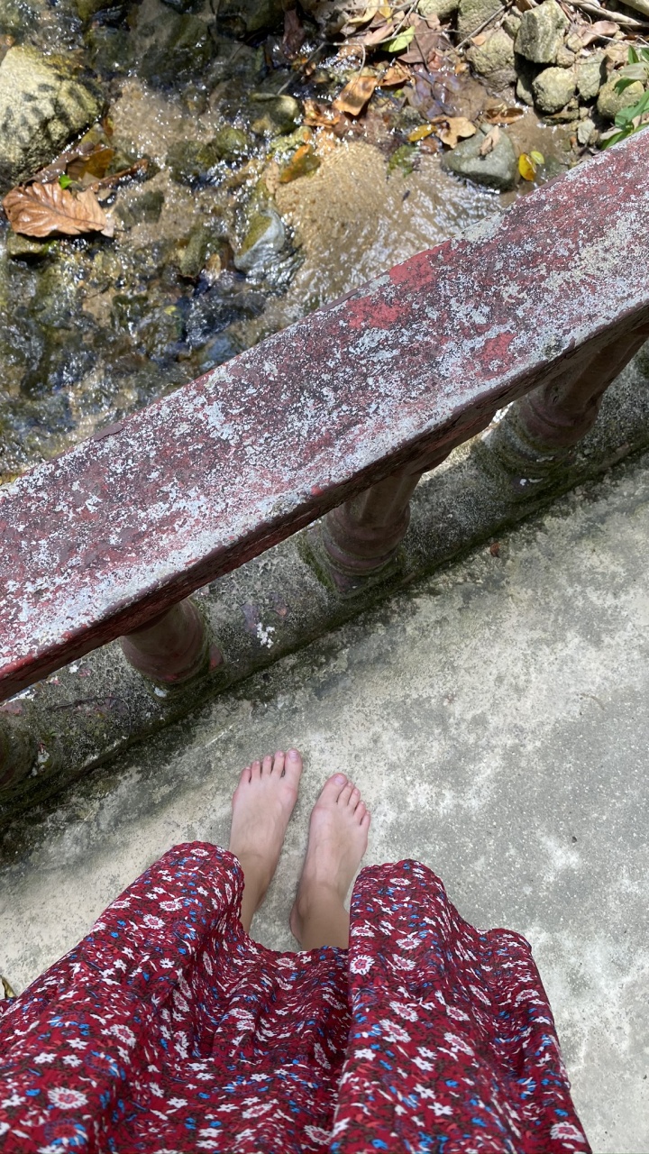 Обои вода, водоток, ноги, узор, Босоногий в разрешении 720x1280