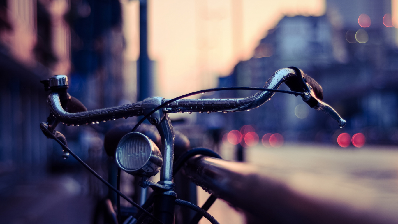 Обои велосипед, капли, драже, колесо, пятно в разрешении 1366x768