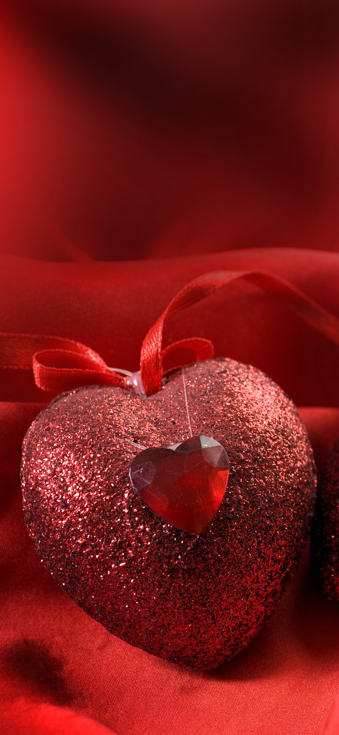 Обои сердце, красный цвет, День Святого Валентина, любовь, крупный план в разрешении 1125x2436