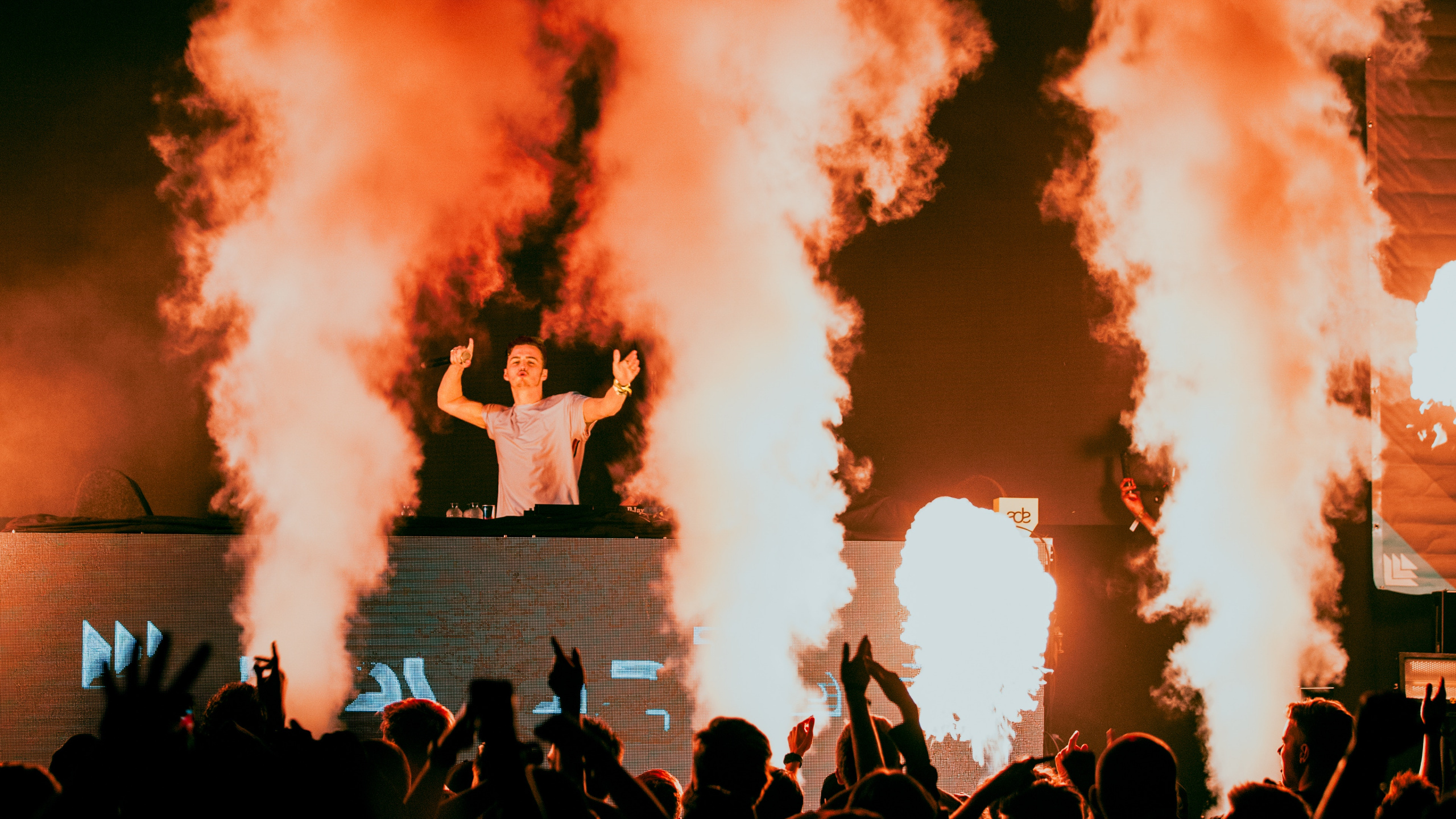 Обои вечеринка, пламя, огонь, тепло, толпа в разрешении 2560x1440