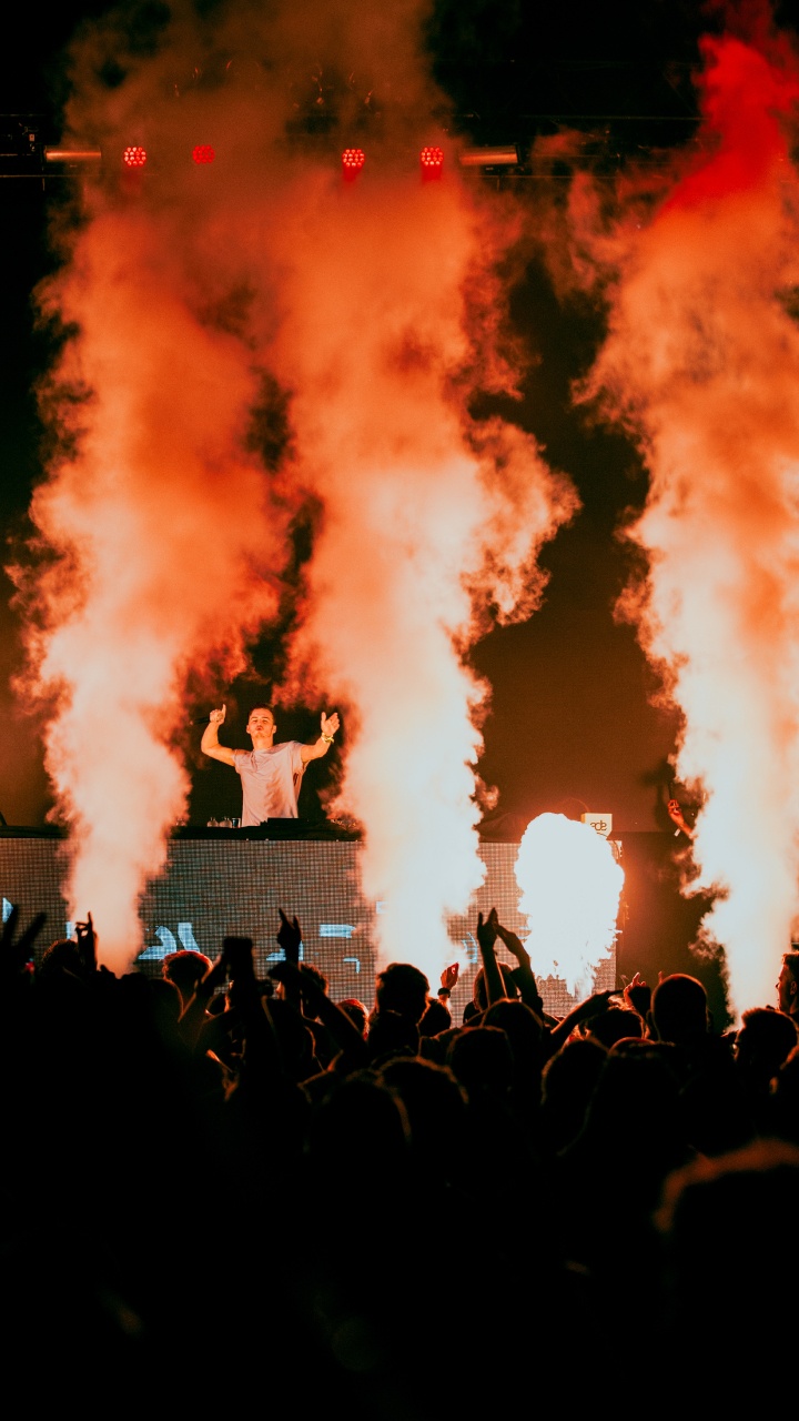 Обои вечеринка, пламя, огонь, тепло, толпа в разрешении 720x1280