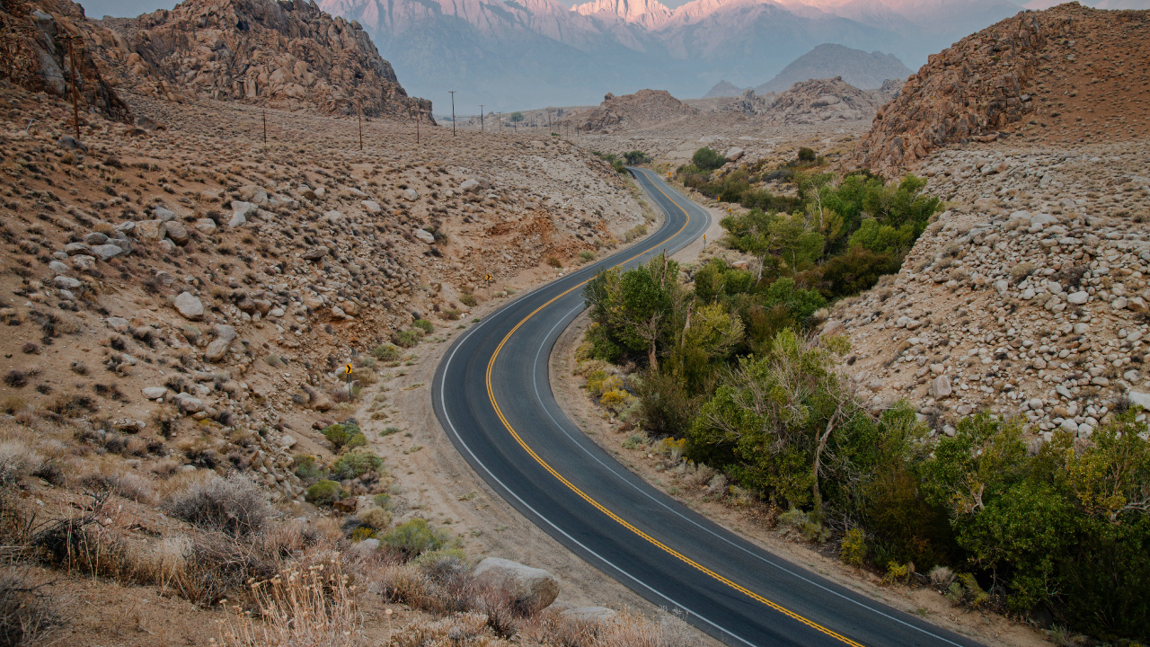 Обои коричневый цвет, гора, растение, природный ландшафт, дорожное покрытие в разрешении 1280x720