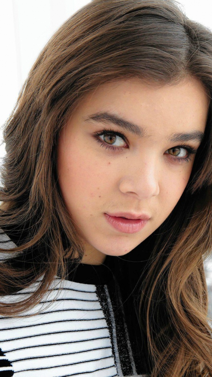 Обои прическа, бровь, красота, длинные волосы, каштановые волосы в разрешении 720x1280