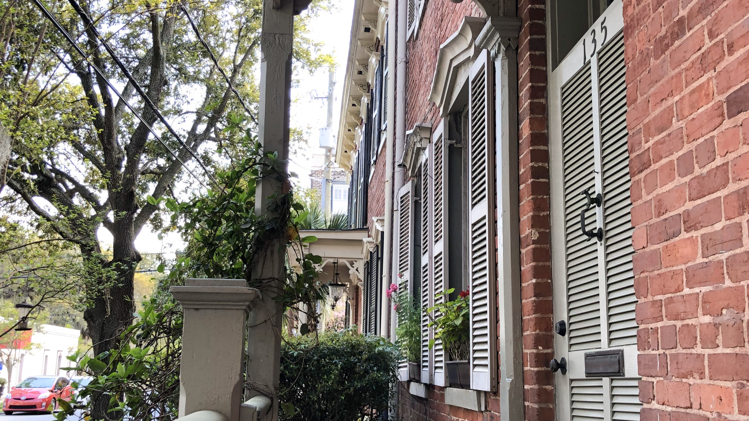 Обои Хаус, крыльцо, недвижимость, соседство, кирпич в разрешении 2560x1440