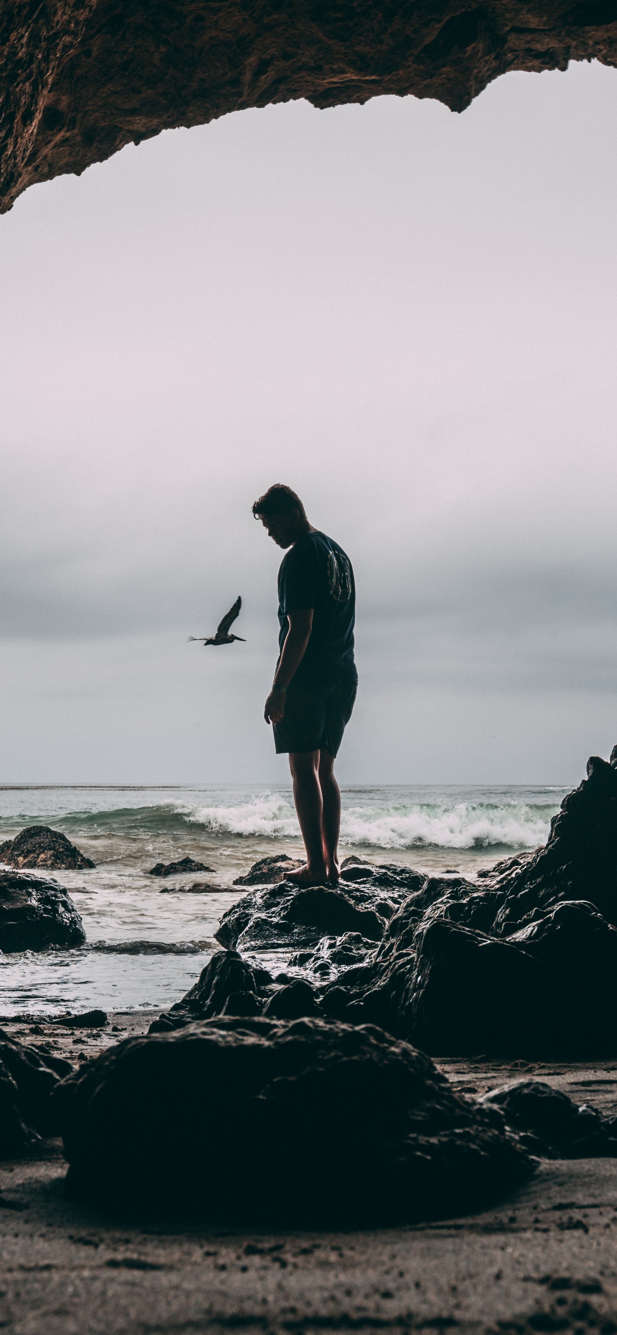 Обои пещера, морская пещера, пляж, море, рок в разрешении 1242x2688