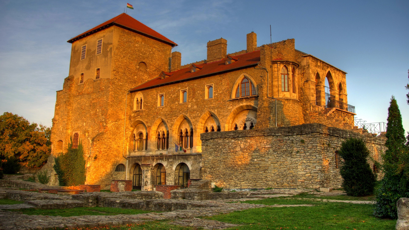 Обои форт в Менделеевском, Тата Замок, замок, Будапешт, город в разрешении 1366x768