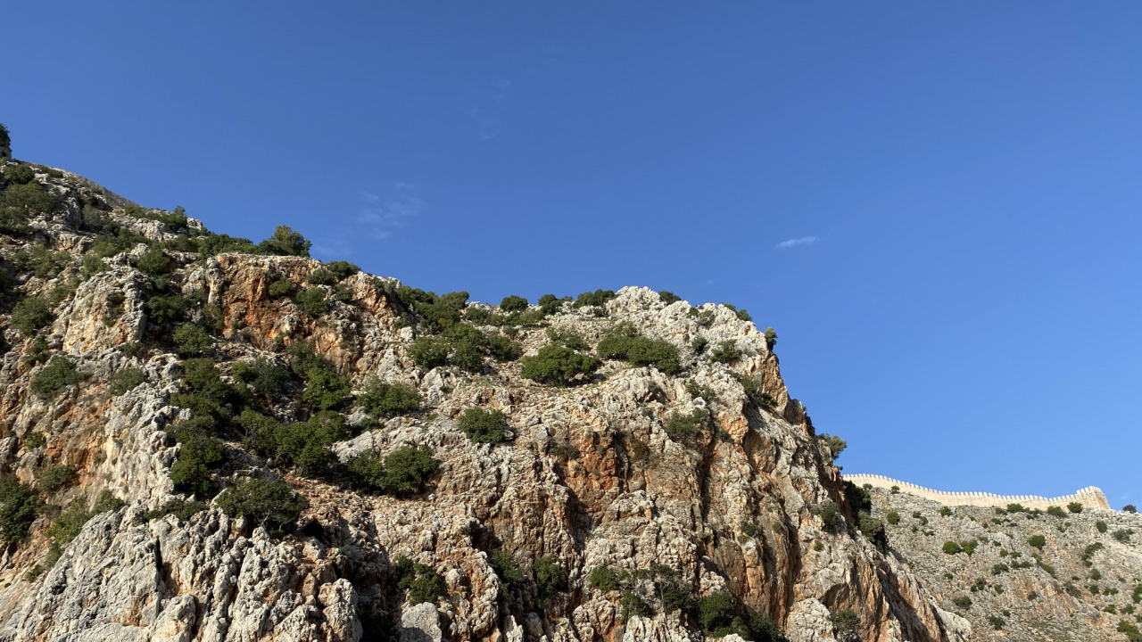 Обои гора, коренная порода, растение, природный ландшафт, склон в разрешении 1280x720