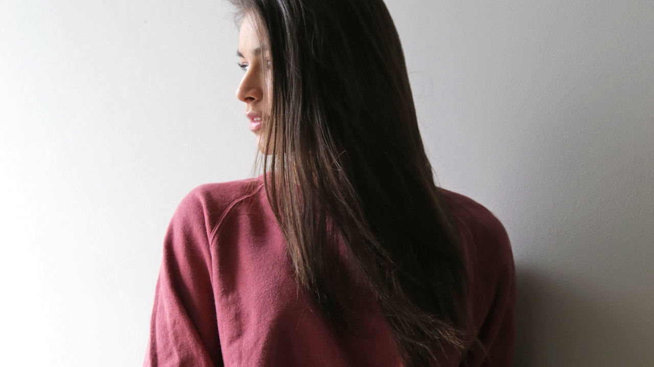 Обои красота, каштановые волосы, одежда, сустав, желудок в разрешении 1280x720