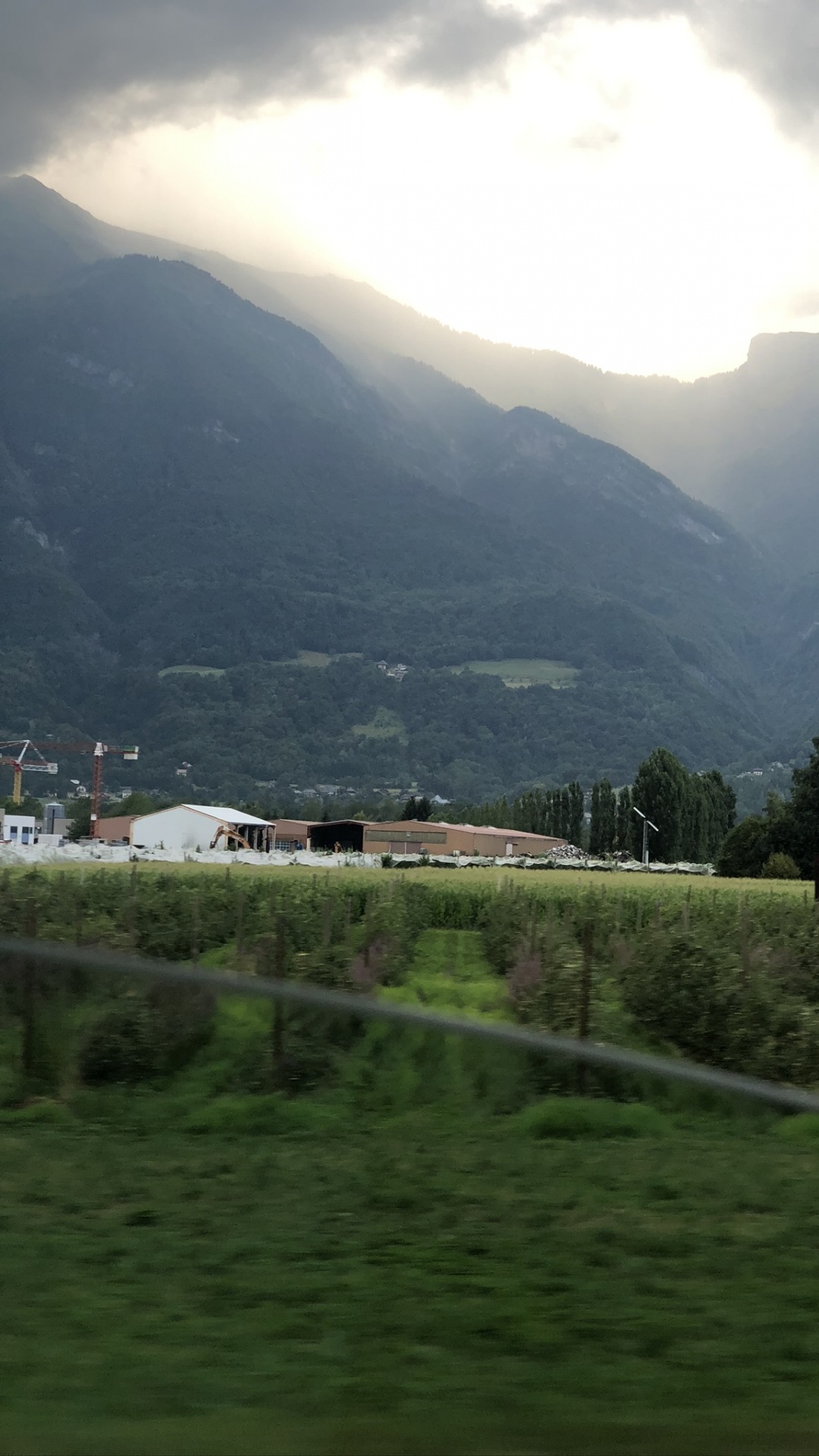 Обои горный рельеф, горный хребет, облако, нагорье, пейзаж в разрешении 1080x1920