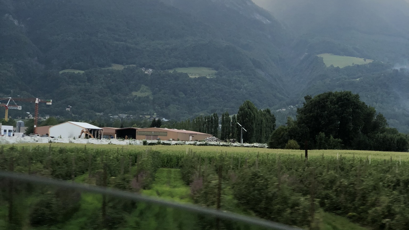 Обои горный рельеф, горный хребет, облако, нагорье, пейзаж в разрешении 1366x768