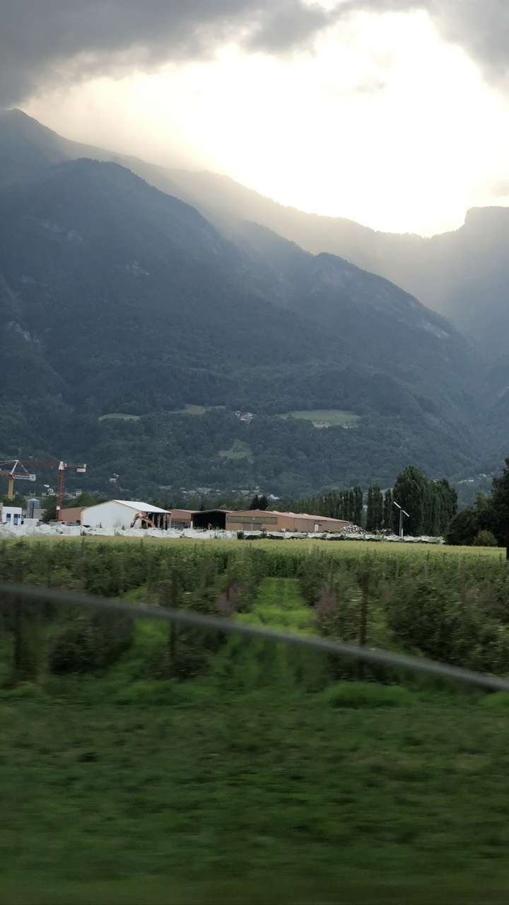 Обои горный рельеф, горный хребет, облако, нагорье, пейзаж в разрешении 720x1280