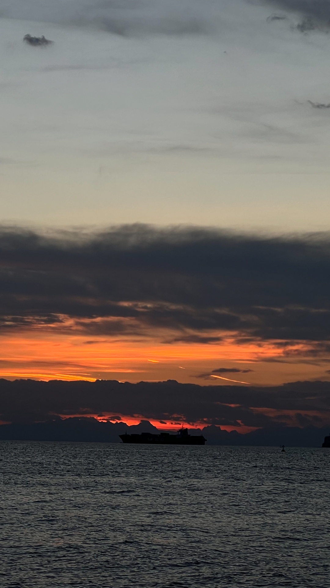 Обои вода, облако, атмосфера, послесвечение, сумрак в разрешении 1080x1920