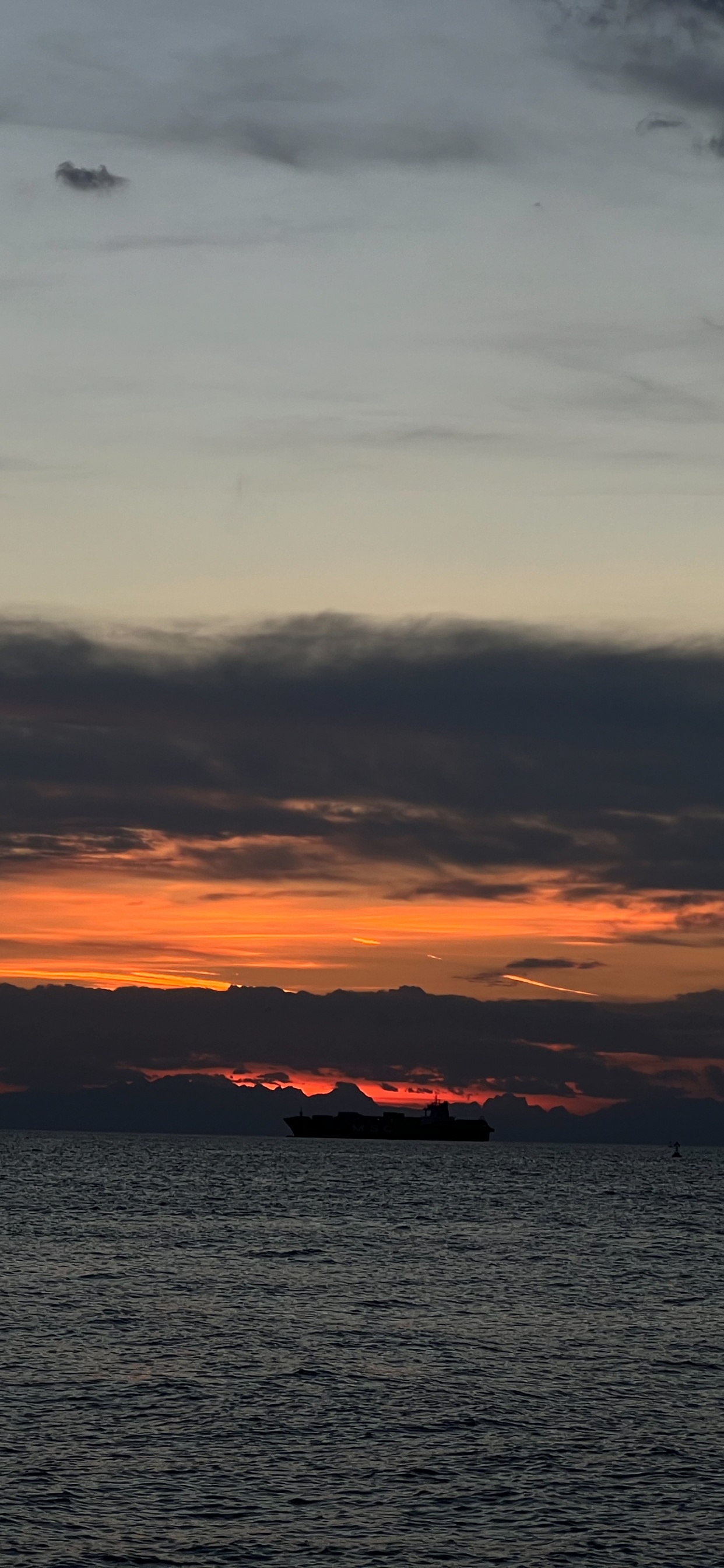 Обои вода, облако, атмосфера, послесвечение, сумрак в разрешении 1242x2688