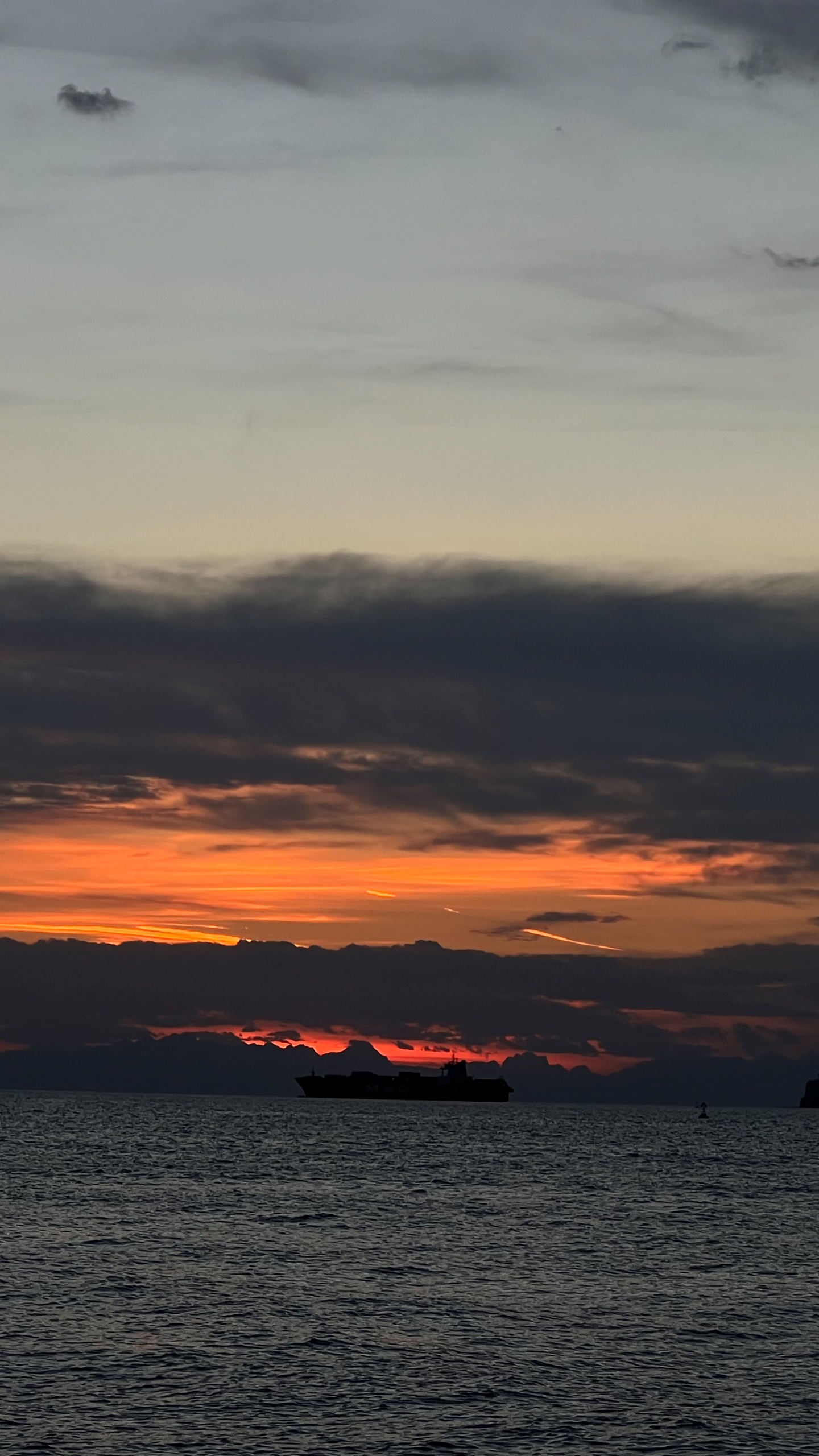 Обои вода, облако, атмосфера, послесвечение, сумрак в разрешении 1440x2560