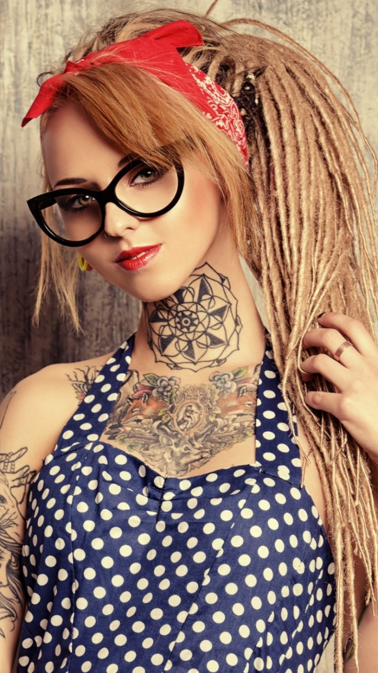 Обои тату, очки, волосы, прическа, красота в разрешении 750x1334